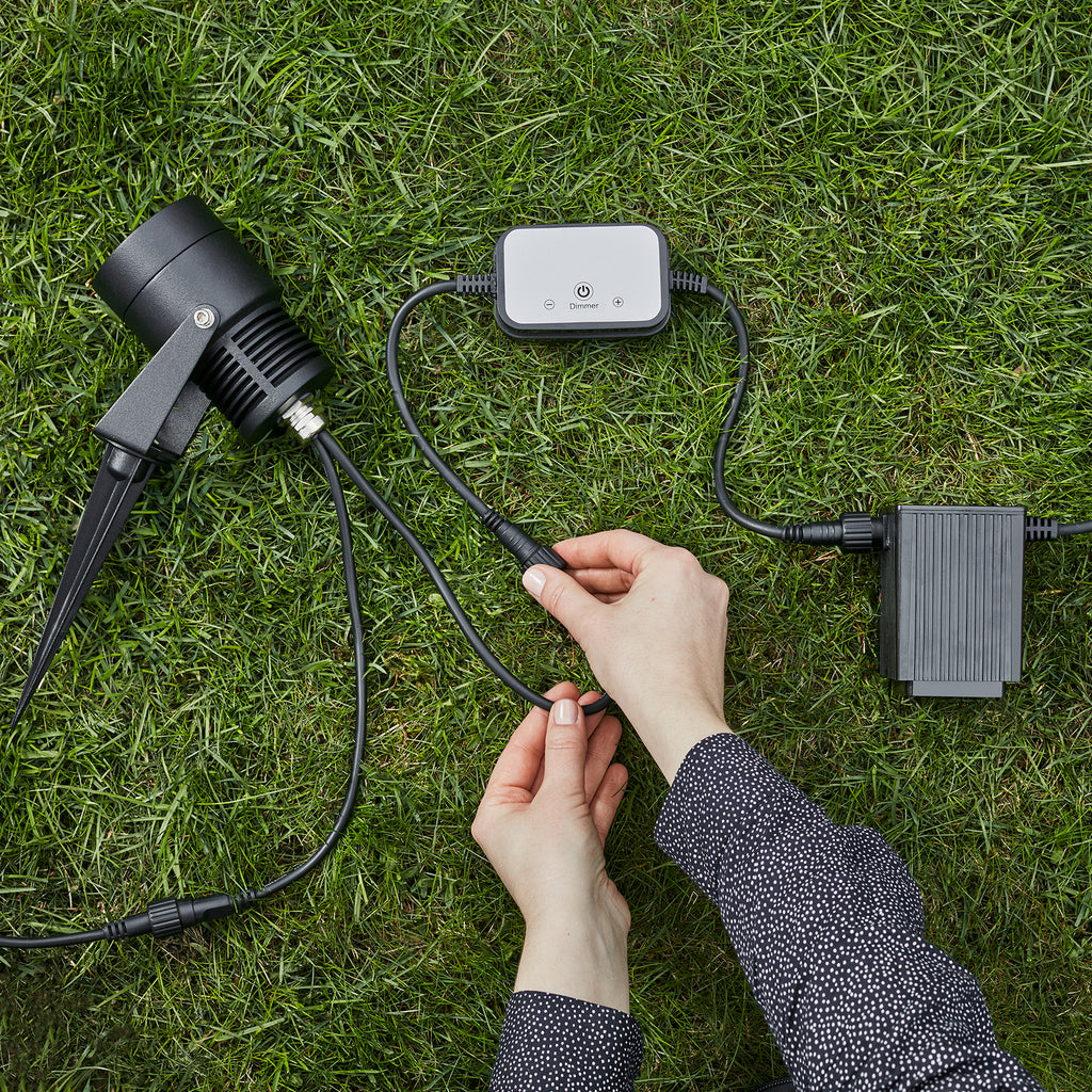 LED hagespot Garden 24 svart 9W dimbar med spyd IP44 montert i hage