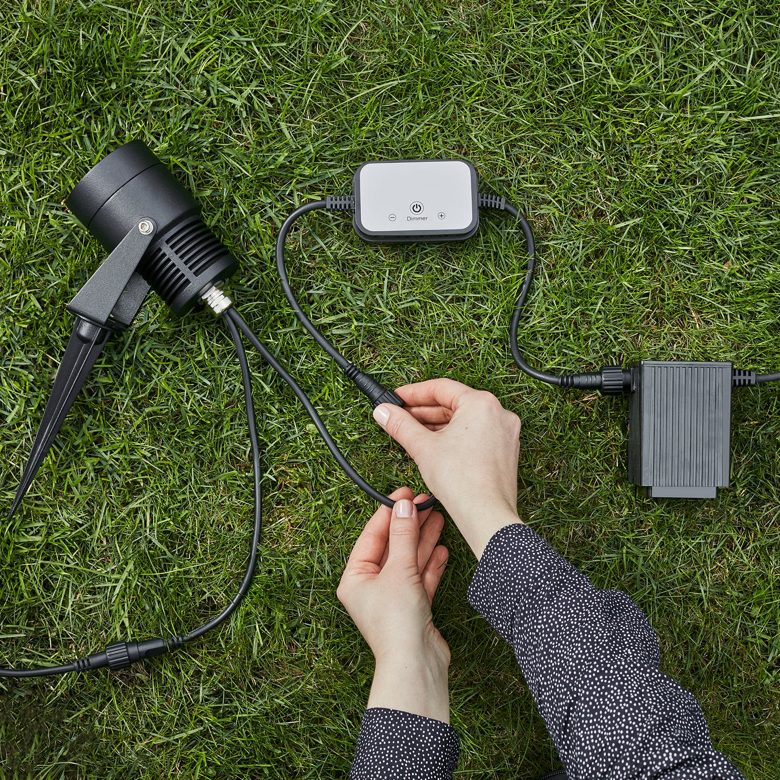 LED hagespot Garden 24 svart 9W dimbar med spyd IP44 montert i hage
