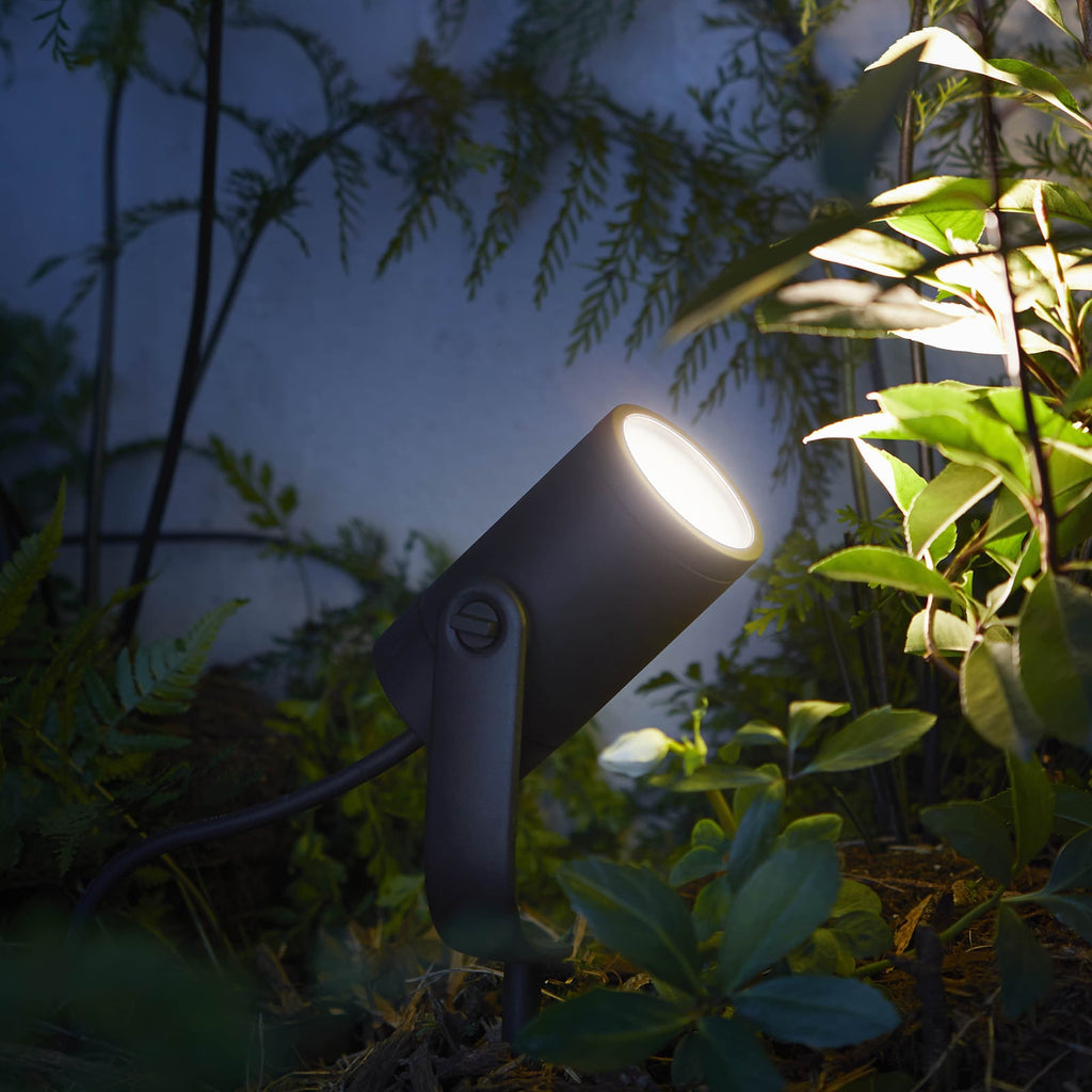 LED hagespot Lily 3-sett med Bridge RGB CCT IP65 Philips Hue montert i hage