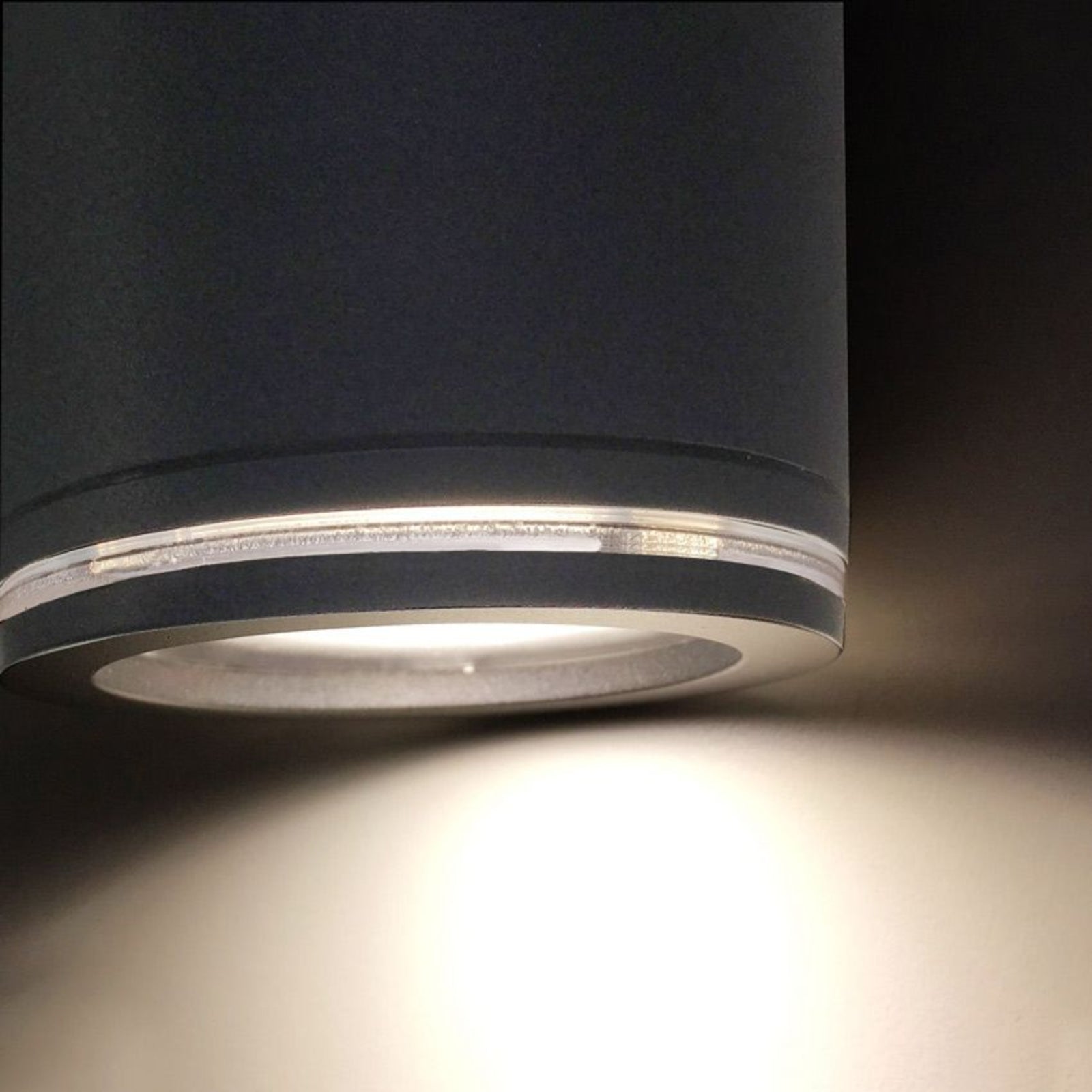 Nærbilde av jordspyd på LED hagespot med skumringssensor Steinel