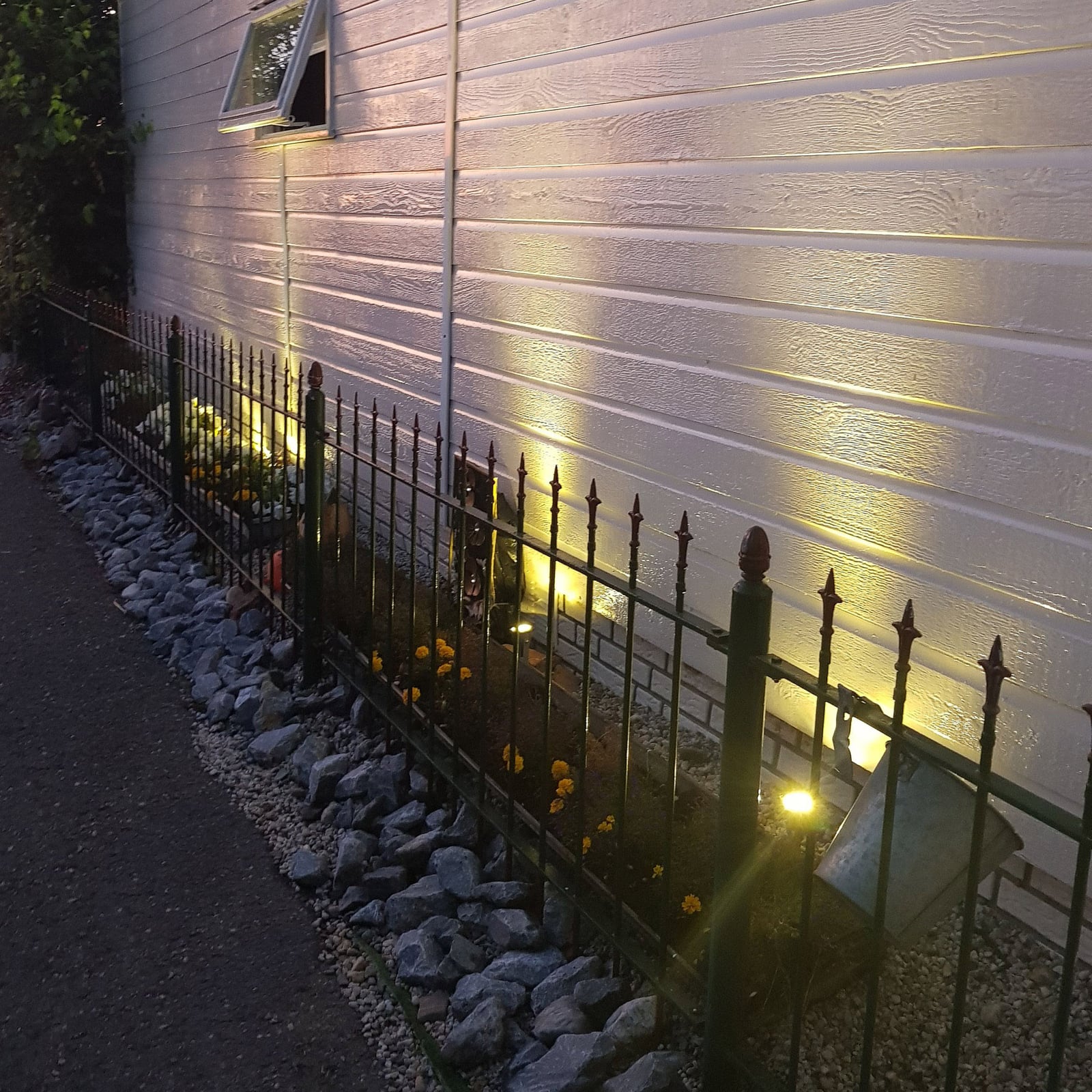 LED hagespot med spyd Sendling sølv IP54 3W varmhvit detalj av lampehode