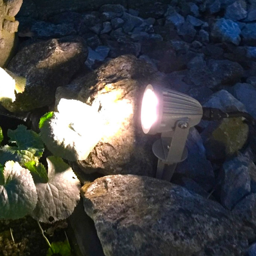 LED hagespot med spyd Sendling sølv IP54 3W varmhvit montert i hage