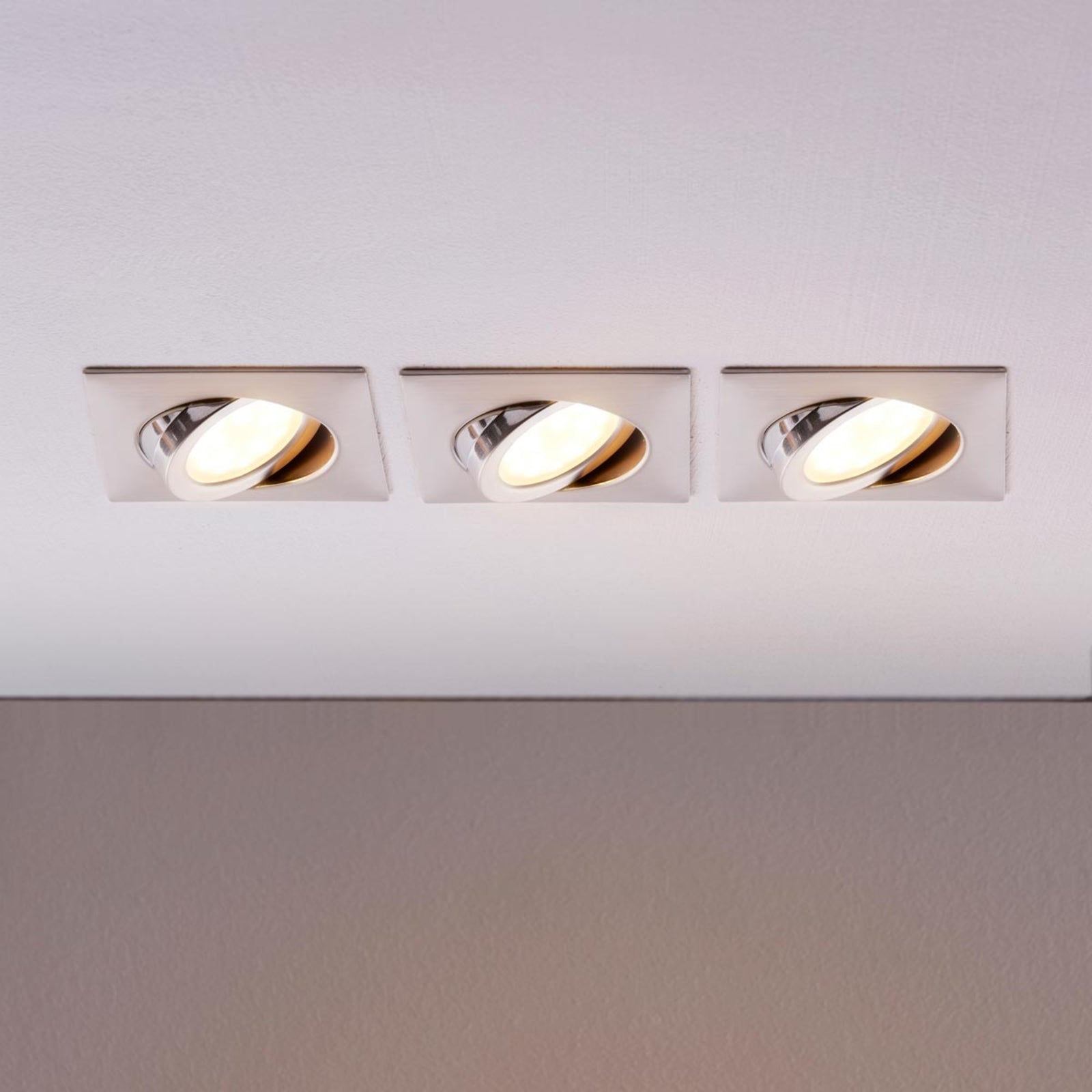 LED innbyggingsspot Andrej kantet 3-pack matt nikkel montert i tak