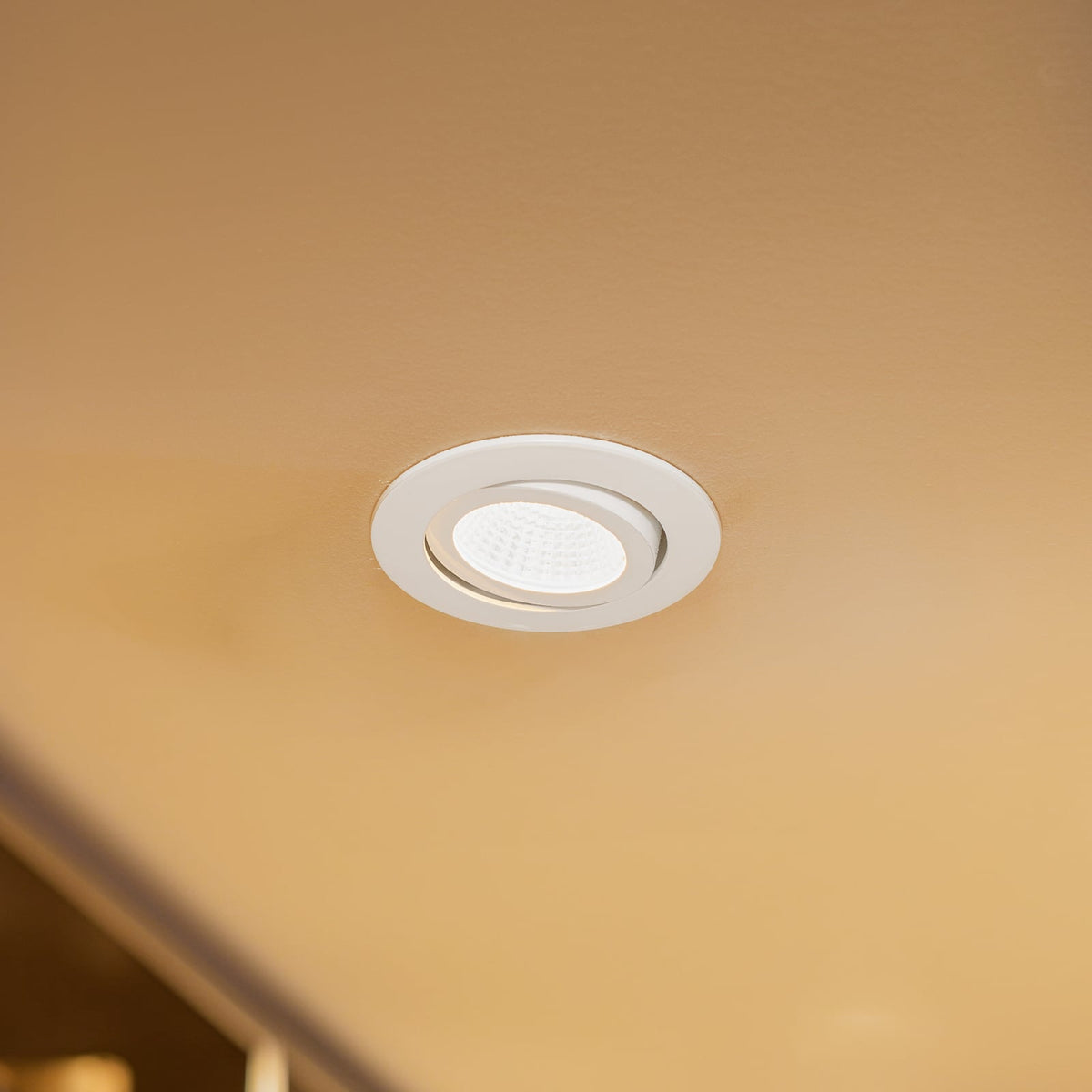 LED innbyggingsspot BB03 svingbar dimbar hvit Ø8,2 cm 6W foran