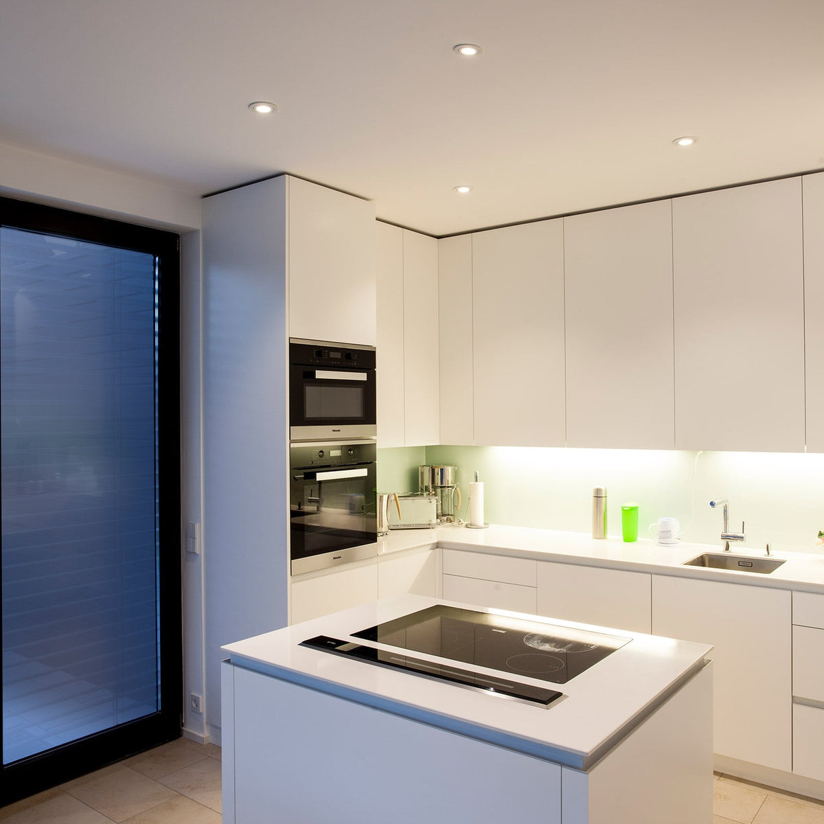 LED innbyggingsspot BB03 svingbar hvit blank Ø8,2 cm detalj