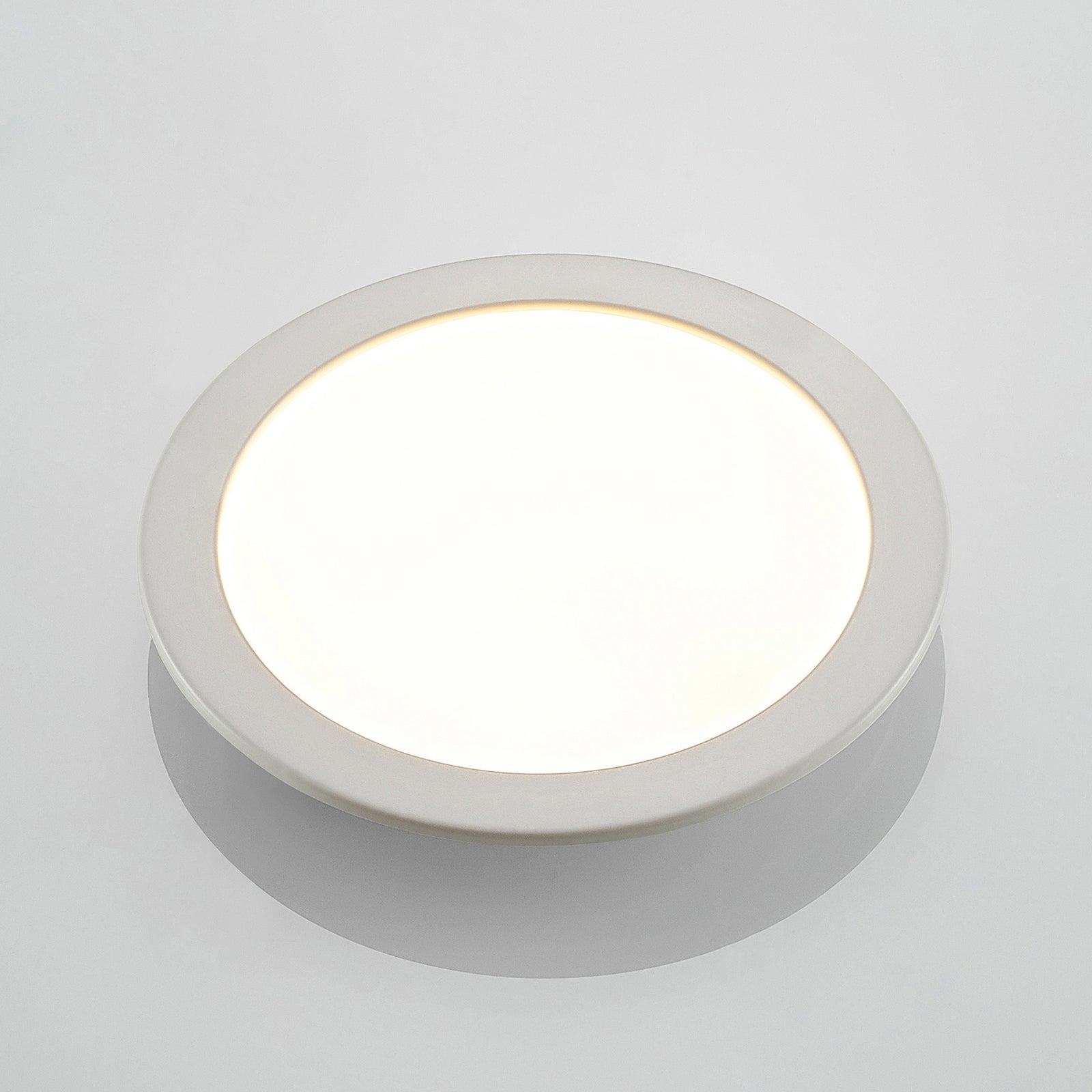Nærbilde av LED innbyggingsspot Cadance hvit dimbar CCT IP44 Ø24 cm