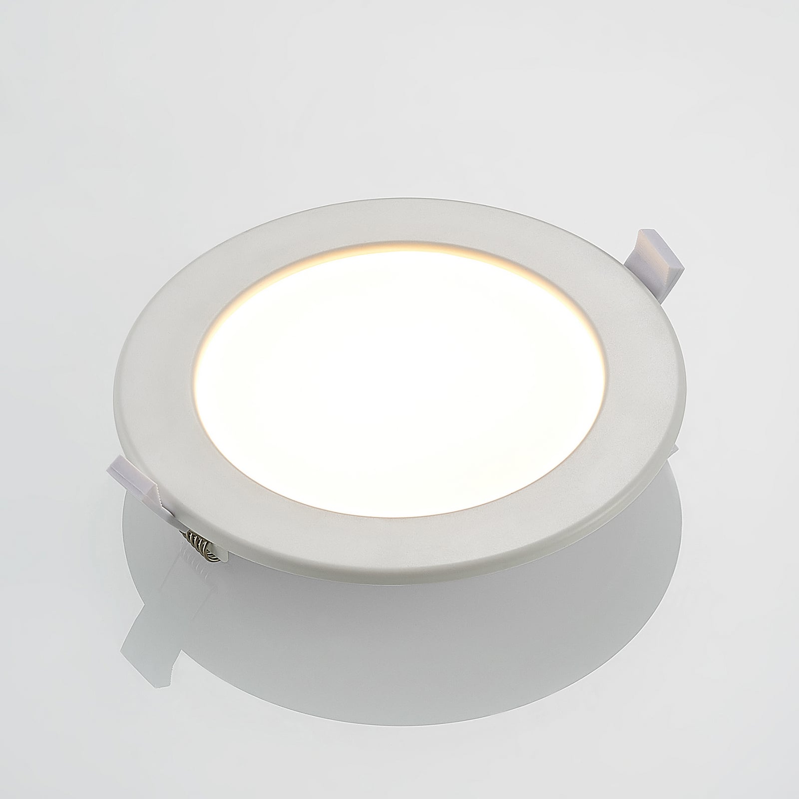 LED innbyggingsspot Cadance hvit Ø17 cm CCT IP44 3-pack i bruk