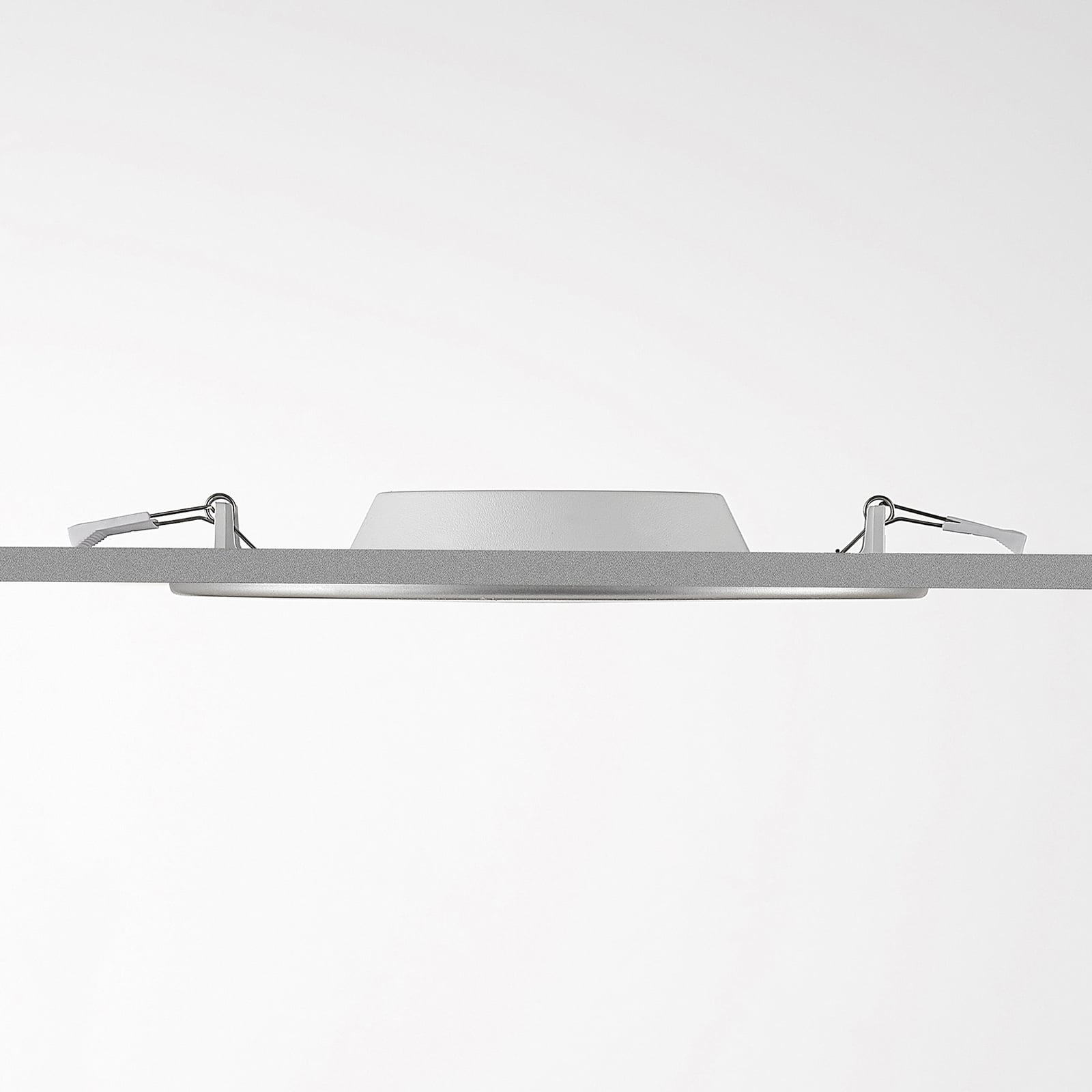 Sideprofil av LED innbyggingsspot Cadance rund sølv Ø22 cm 18W CCT dimbar IP44