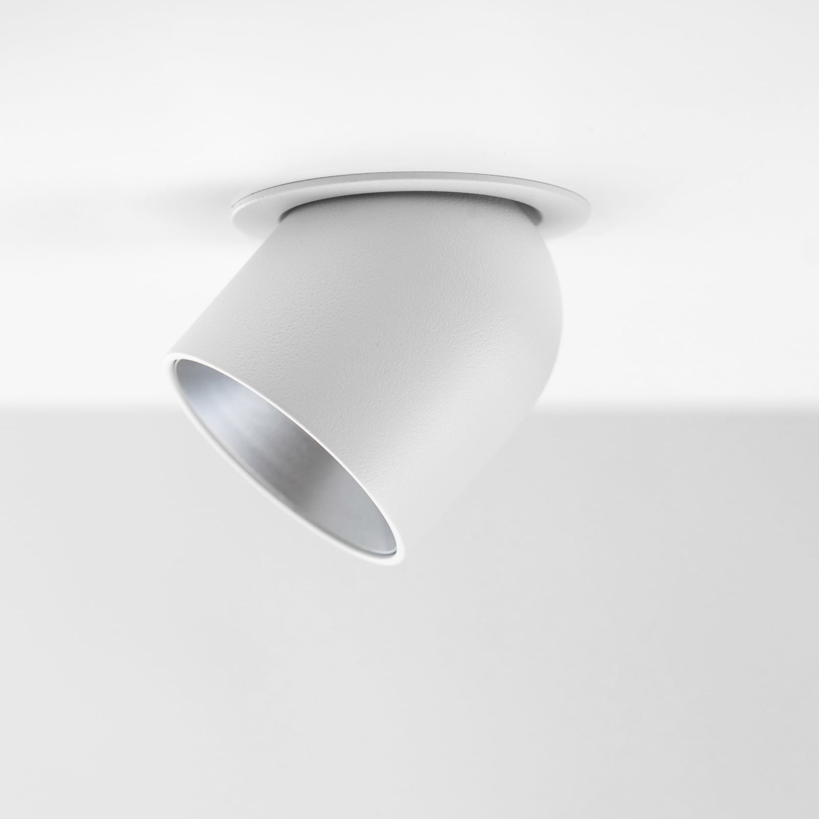 LED innbyggingsspot Cup svingbar hvit/sølv 9W 3000K fra The Light Group