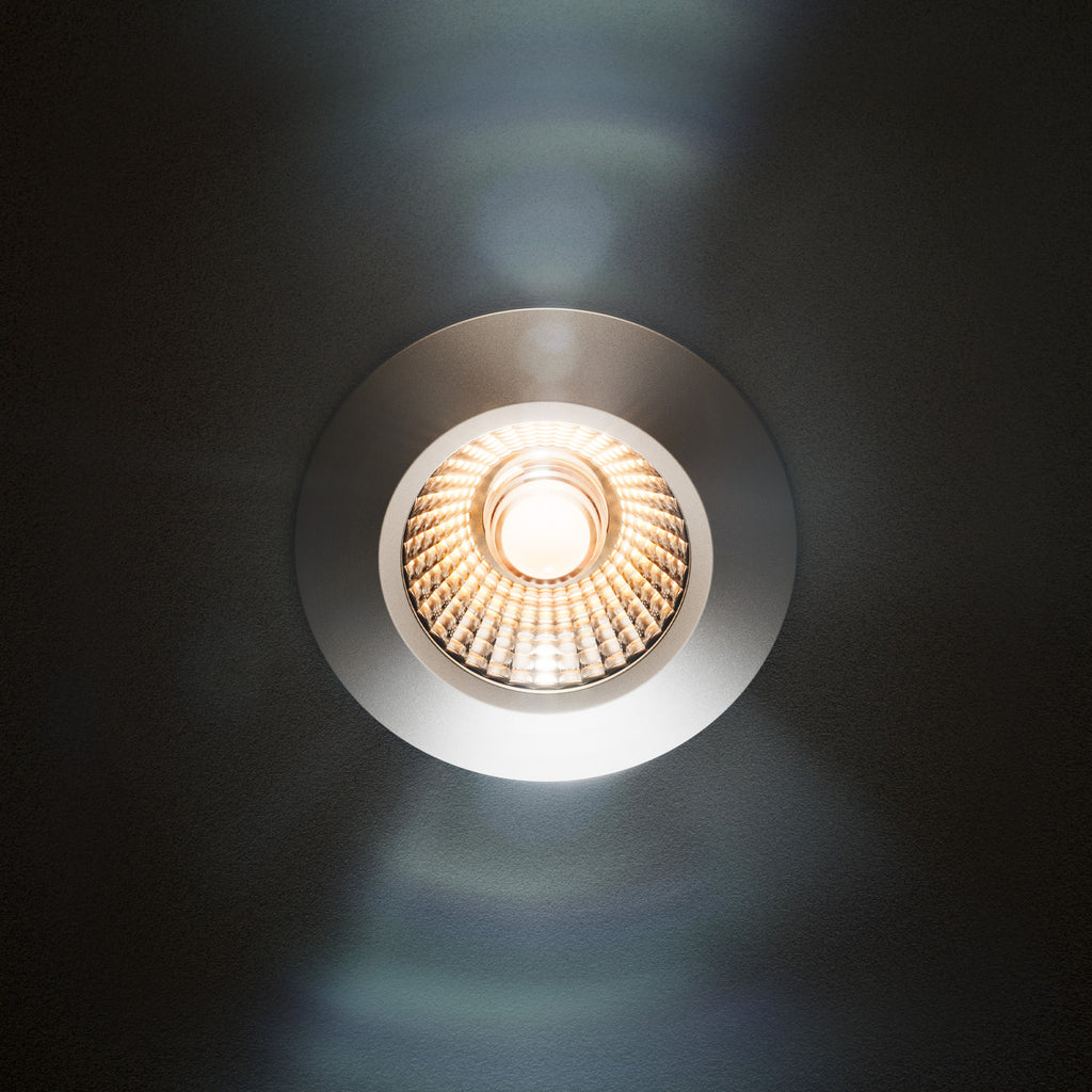 LED innbyggingsspot Diled Dim-To-Warm hvit montert i tak