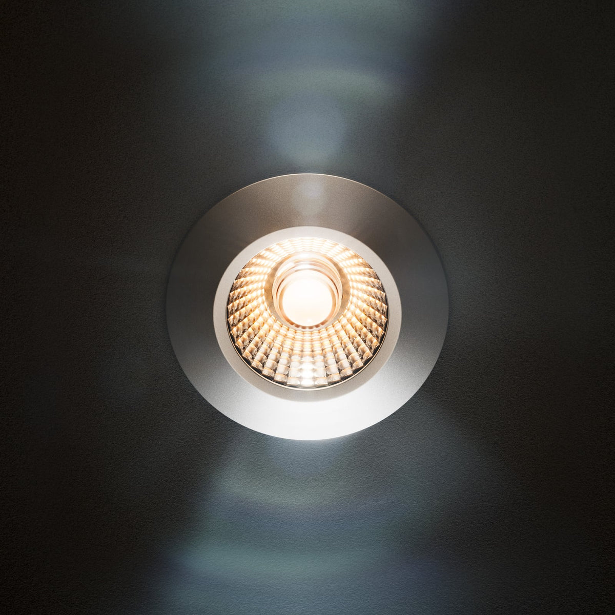 Detalj av LED innbyggingsspot Diled Dim-to-Warm stål Ø6,7 cm 5W Ra95