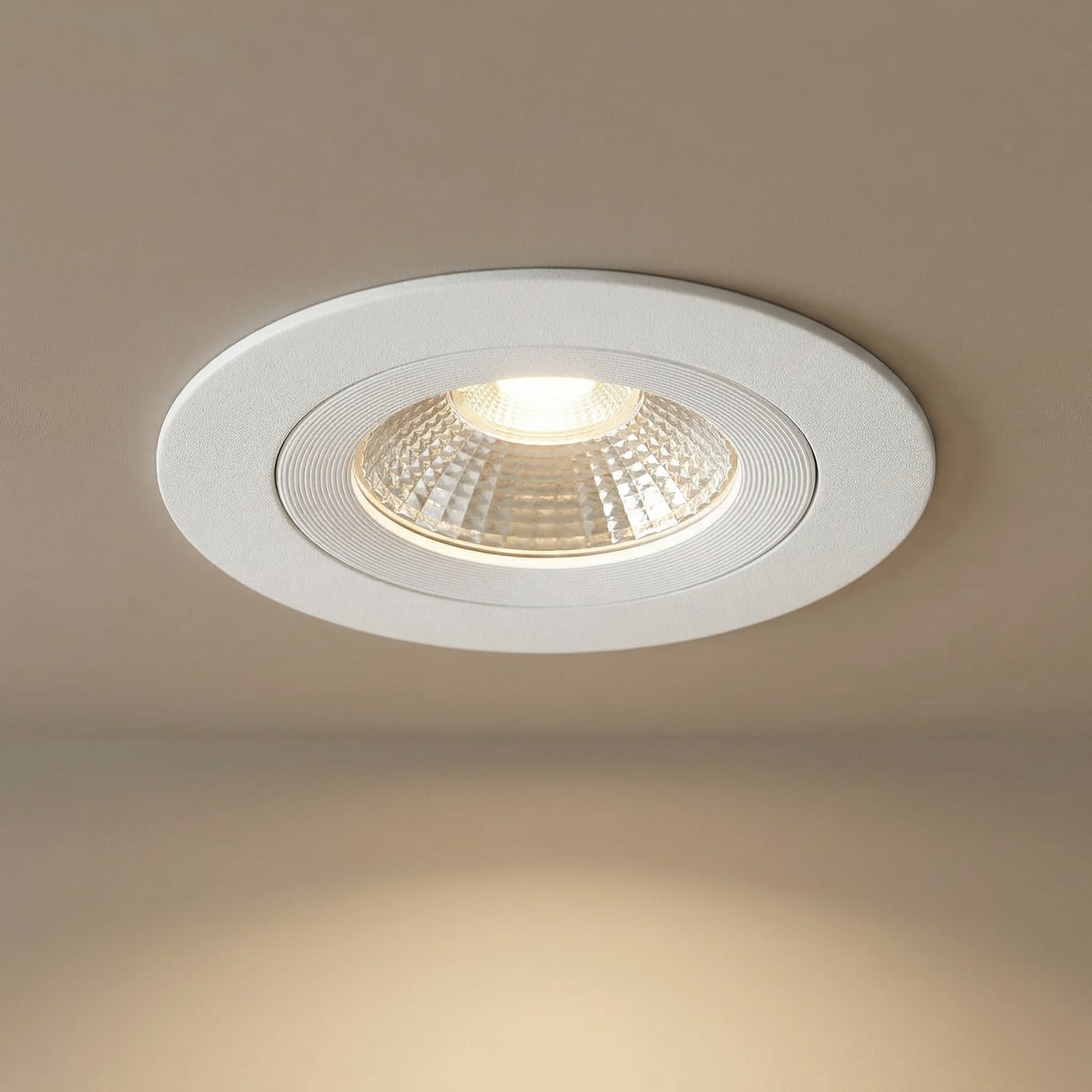 Detalj av LED innbyggingsspot Diled dimbar Ø8,5 cm 10W 3000K hvit