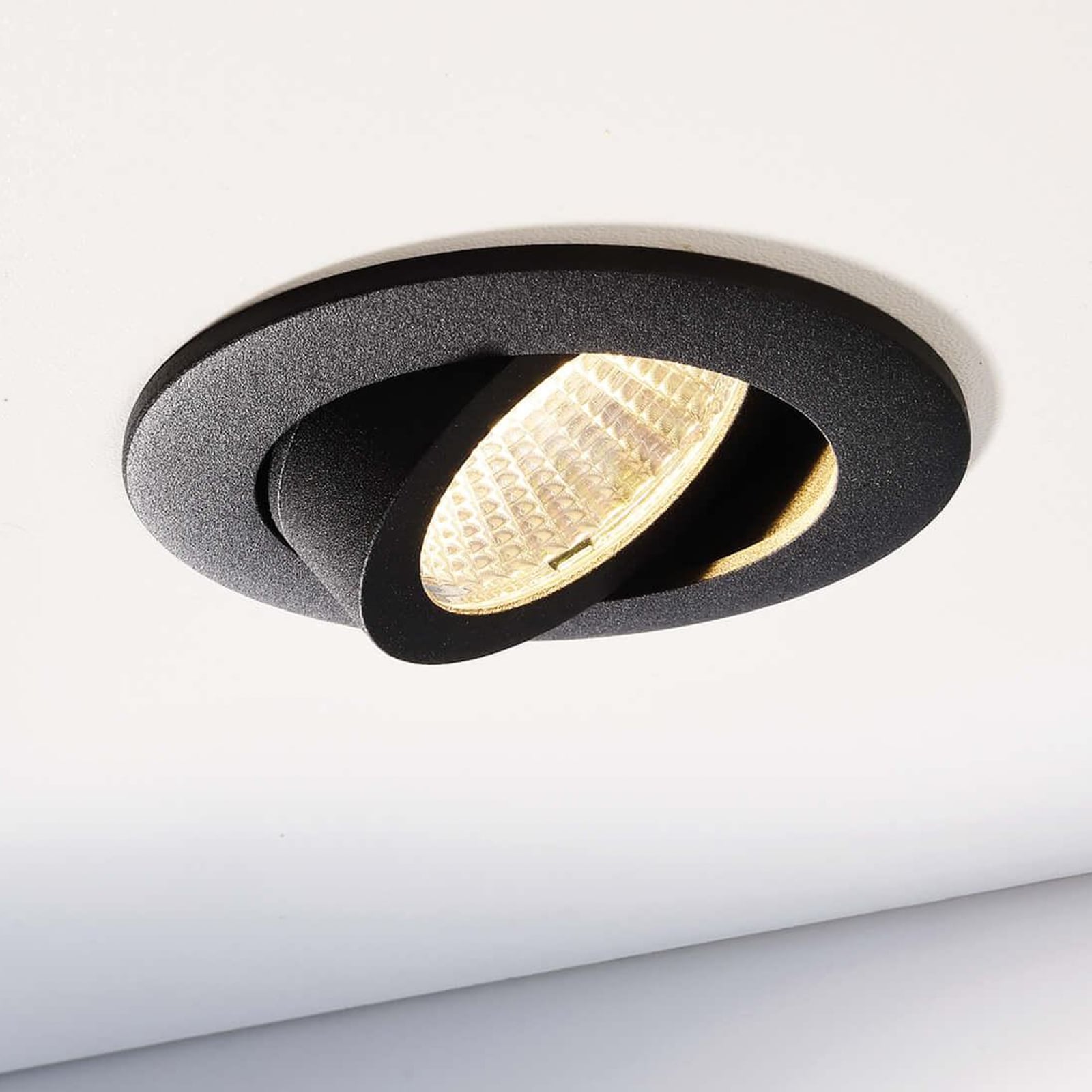 LED innbyggingsspot Dione svingbar svart IP44 dimbar 8,5W forfra