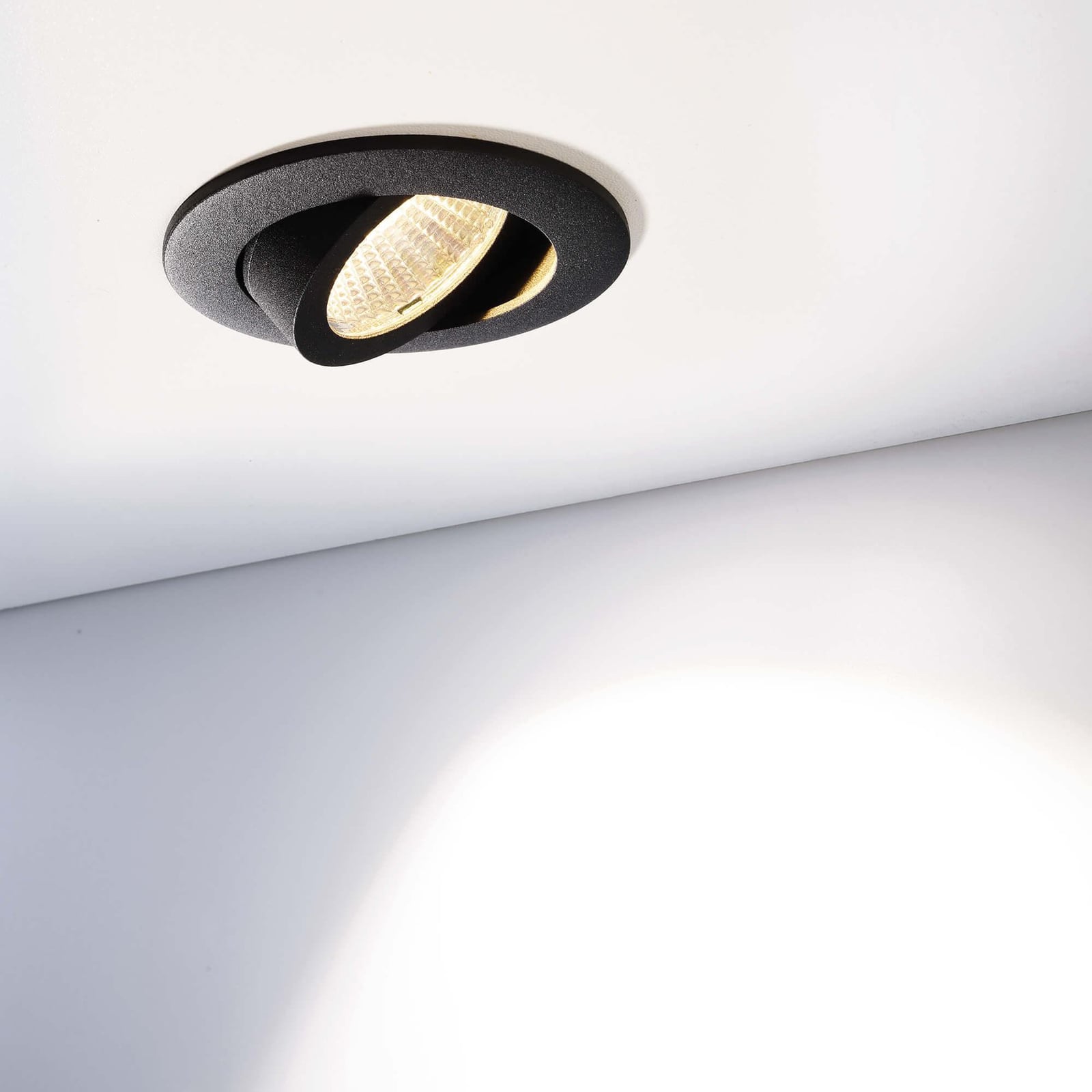 Bakside av LED innbyggingsspot Dione svingbar svart IP44 dimbar 8,5W