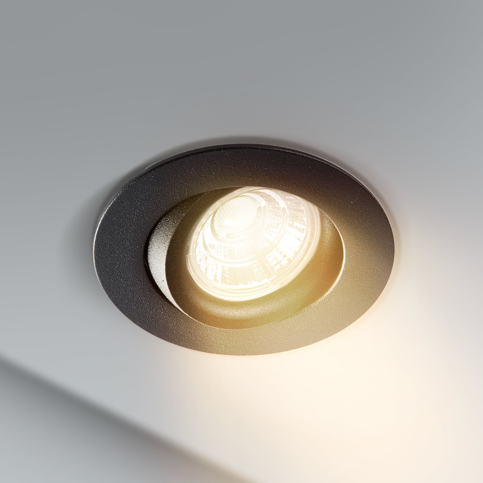 LED innbyggingsspot DL6809 dim-to-warm IP44 svart 7W forfra