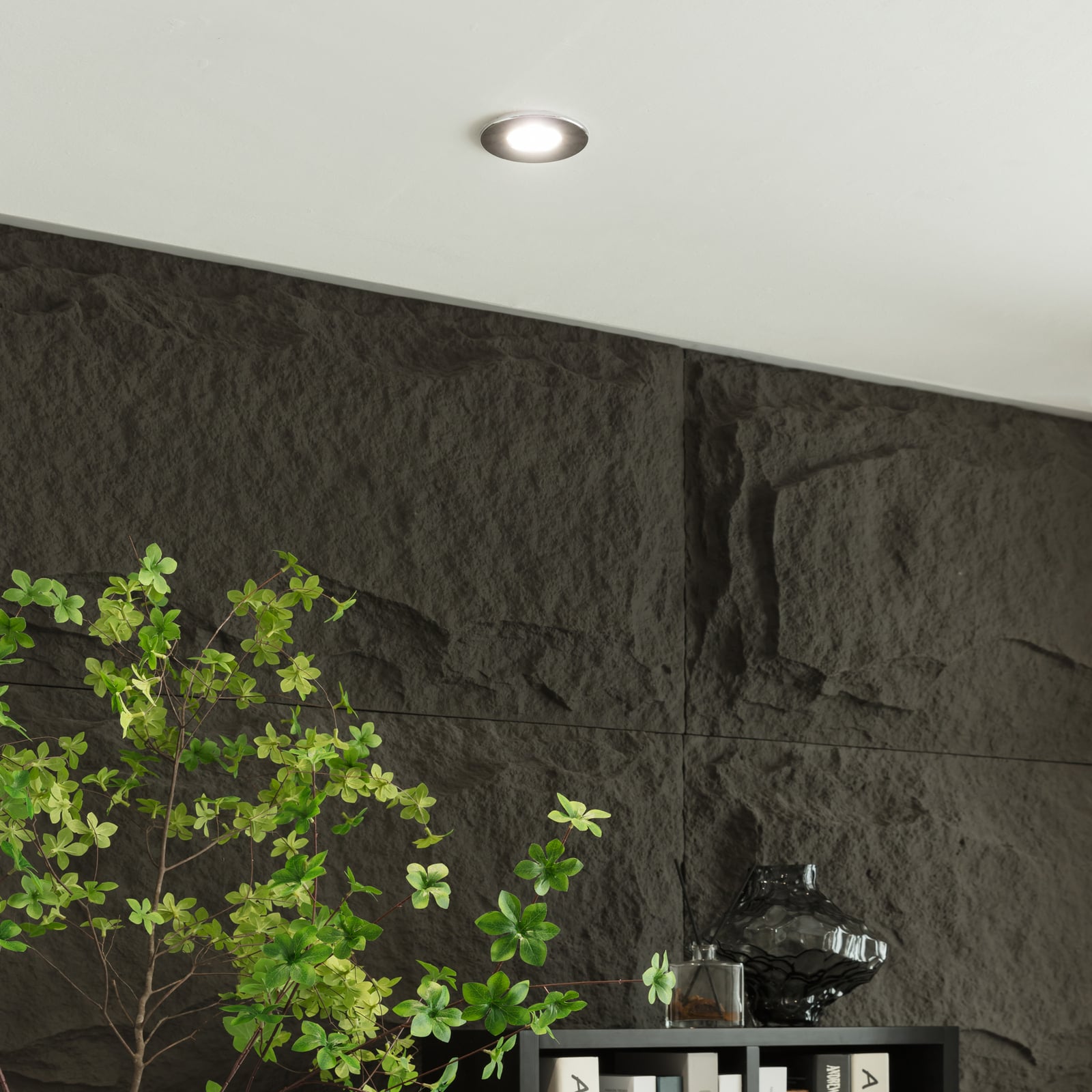 LED innbyggingsspot Elmon CCT dimbar krom IP65 8W montert i tak