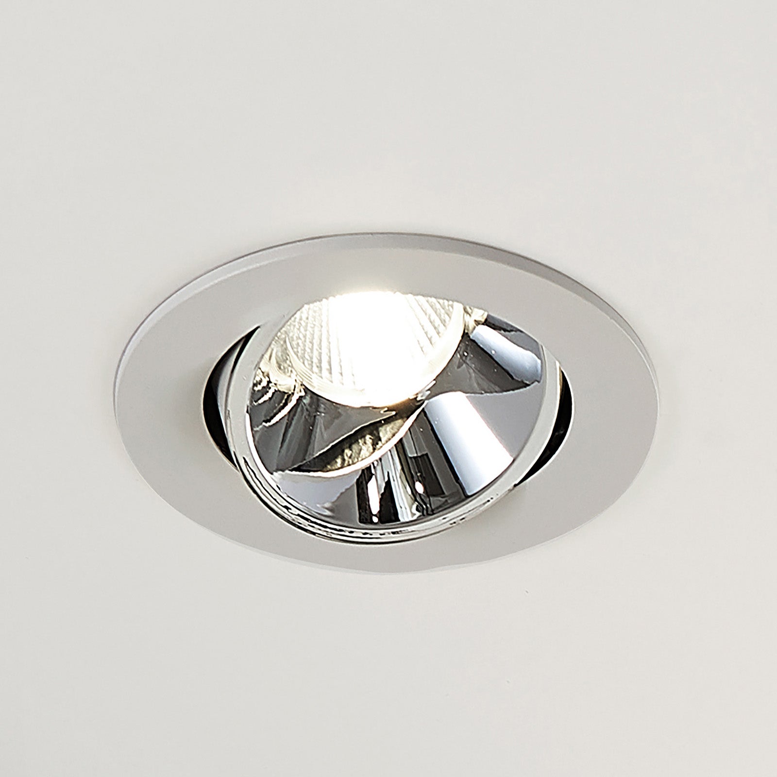 LED innbyggingsspot Franjo hvit svingbar forfra