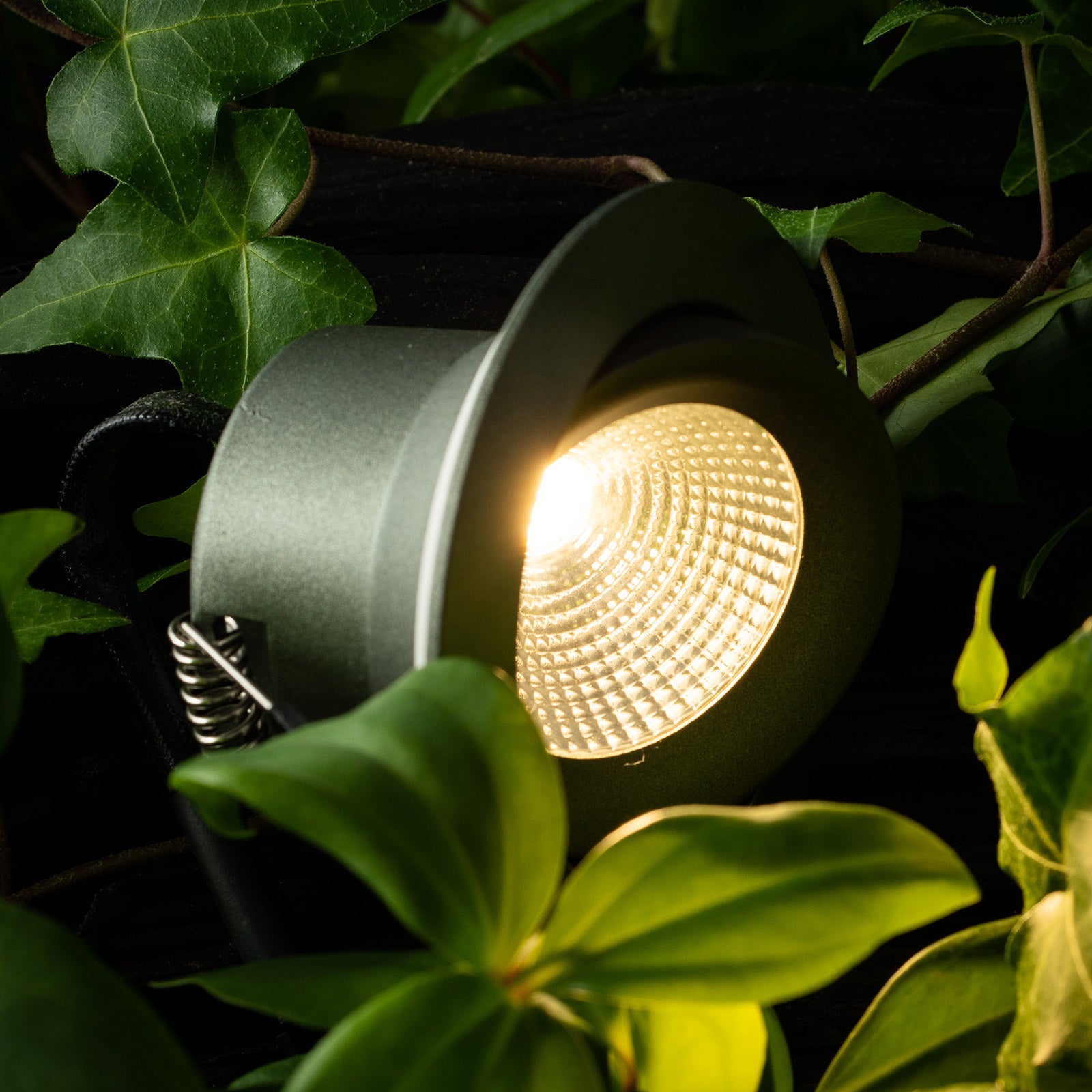 LED innbyggingsspot Green One 360° grønn montert i tak