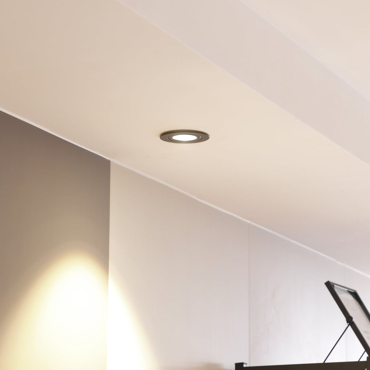 LED innbyggingsspot Jyra dimbar svart IP65 6W 2700K Ø8,2 cm bakside