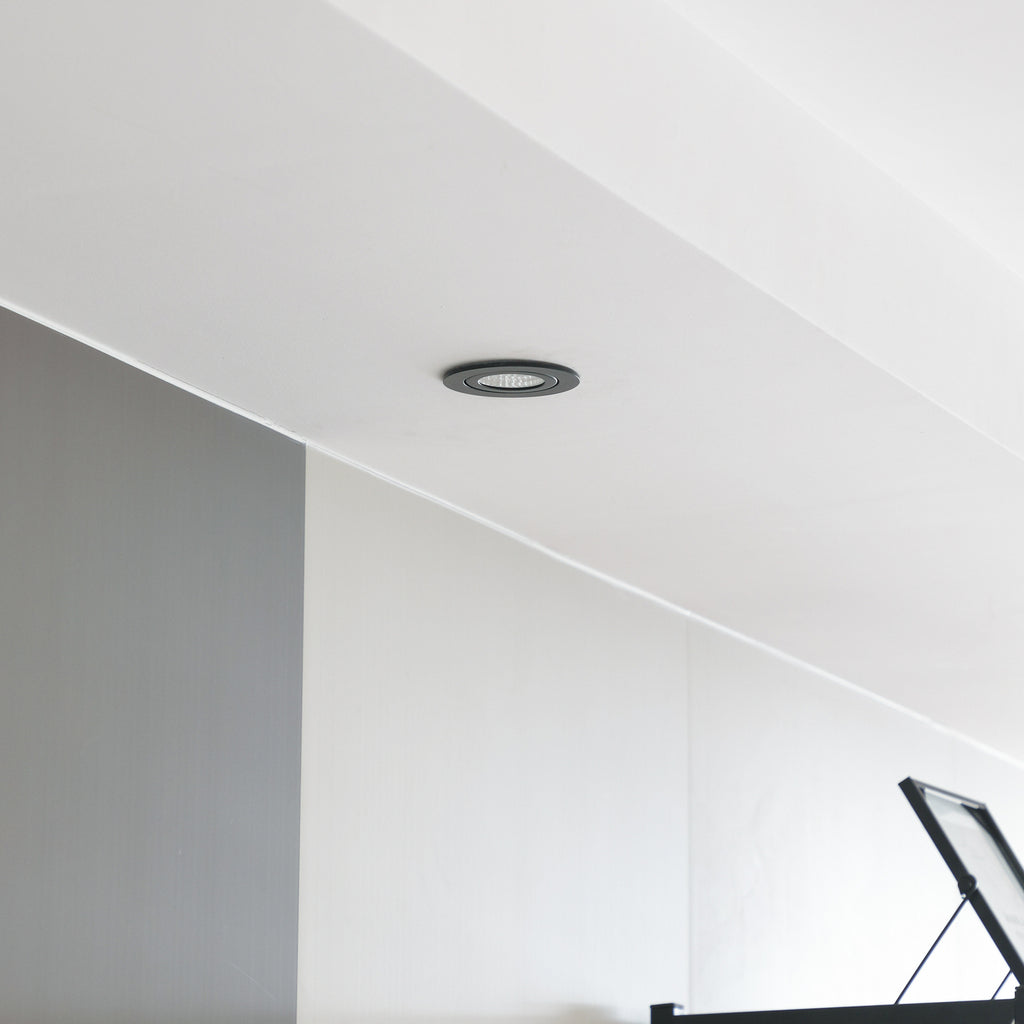 LED innbyggingsspot Jyra dimbar svart IP65 6W 2700K Ø8,2 cm detalj