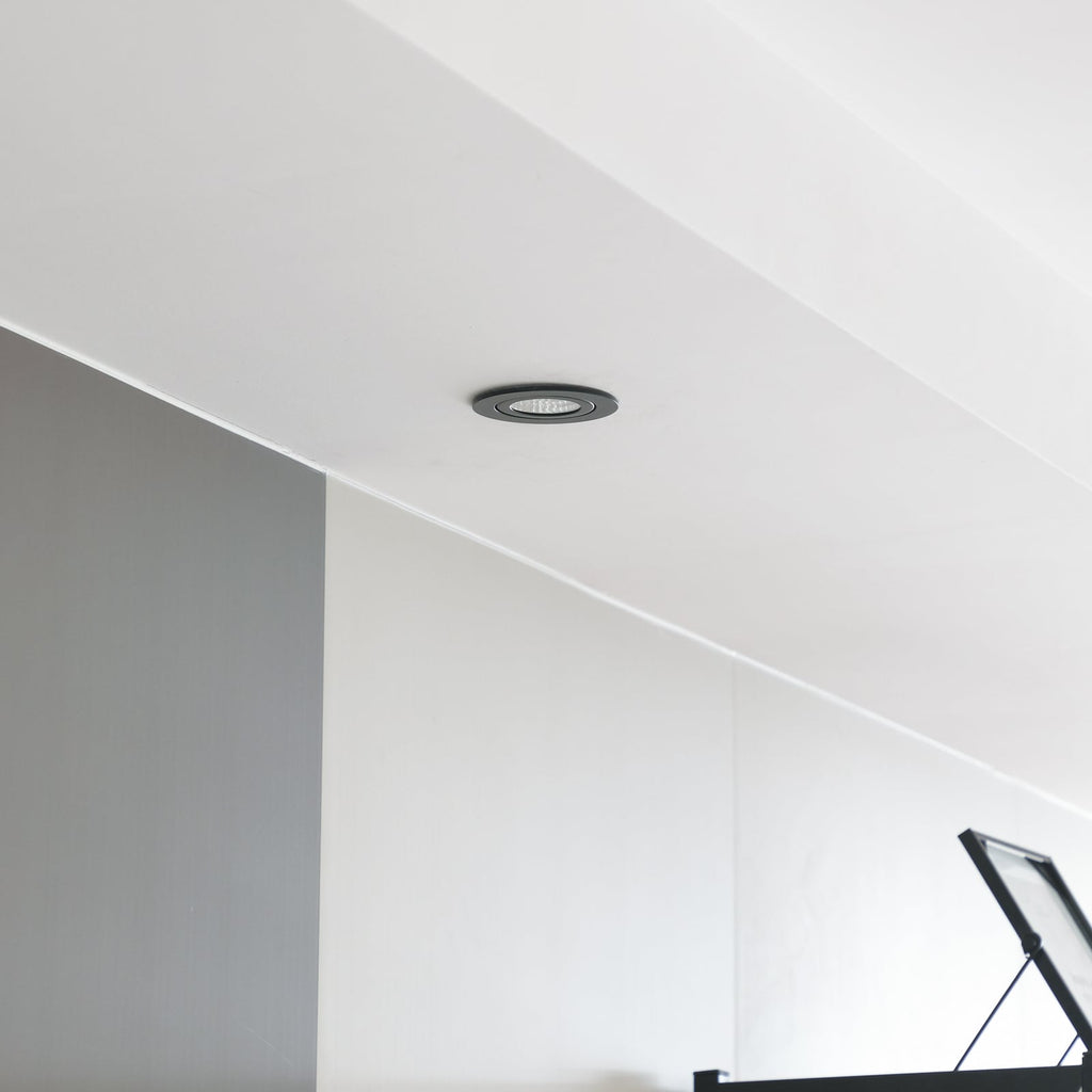 LED innbyggingsspot Jyra dimbar svart IP65 6W 2700K Ø8,2 cm detalj