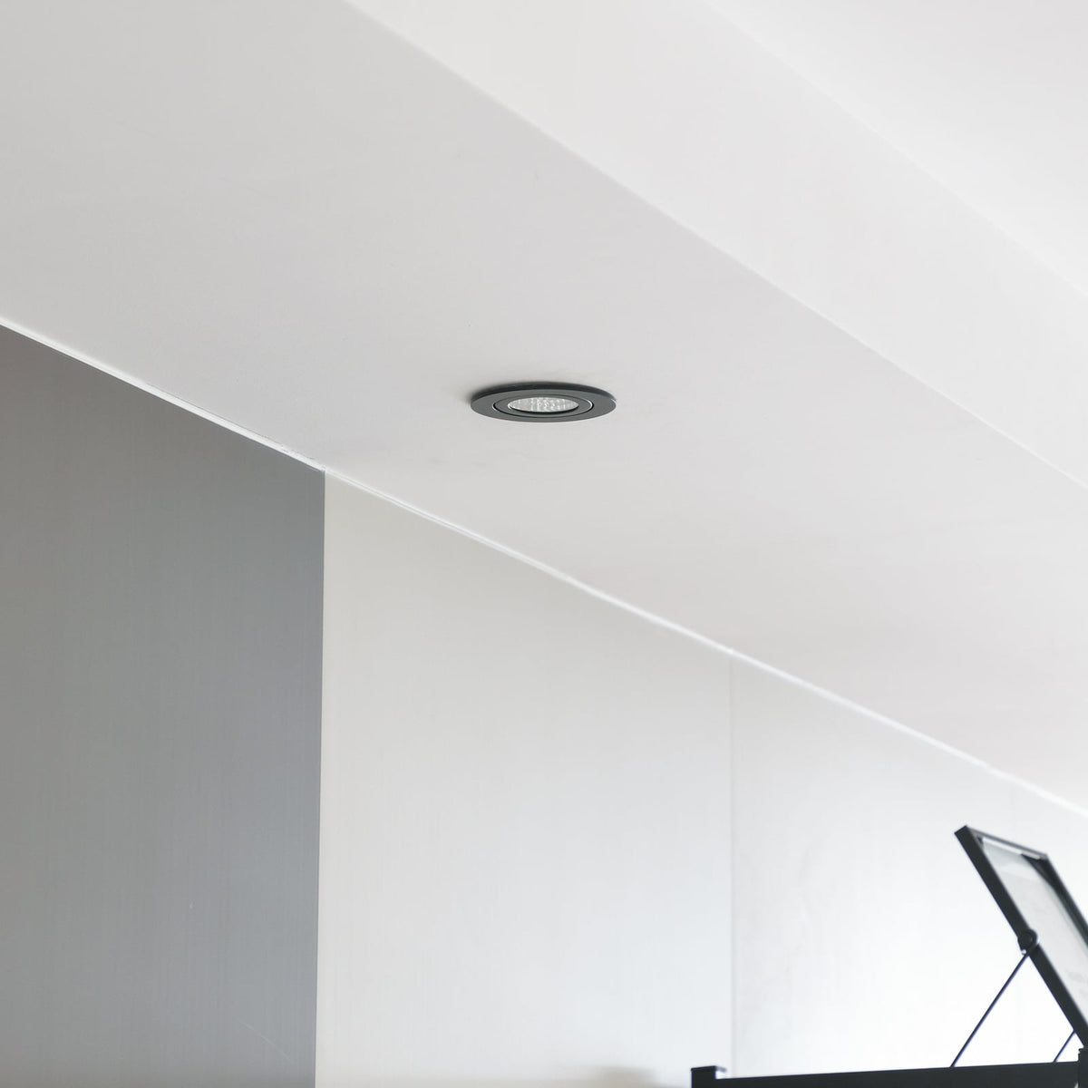 LED innbyggingsspot Jyra dimbar svart IP65 6W 2700K Ø8,2 cm detalj