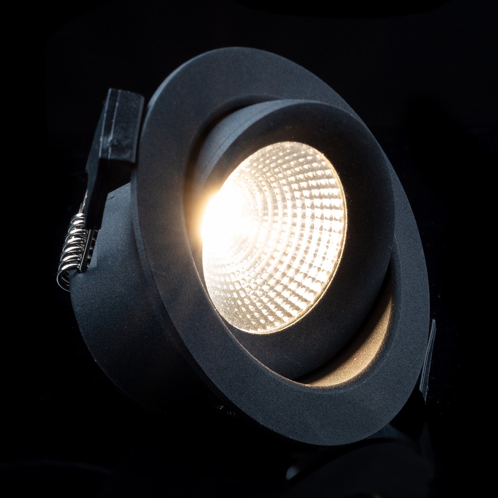 LED innbyggingsspot One 360° svart 8W 3000K IP44 dimbar montert i tak