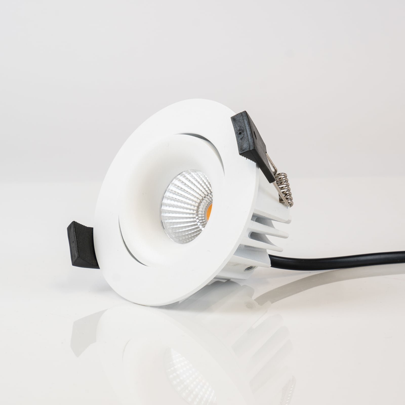 LED innbyggingsspot OnePro dimbar hvit IP44 10W 4000K nærbilde av glassdeksel