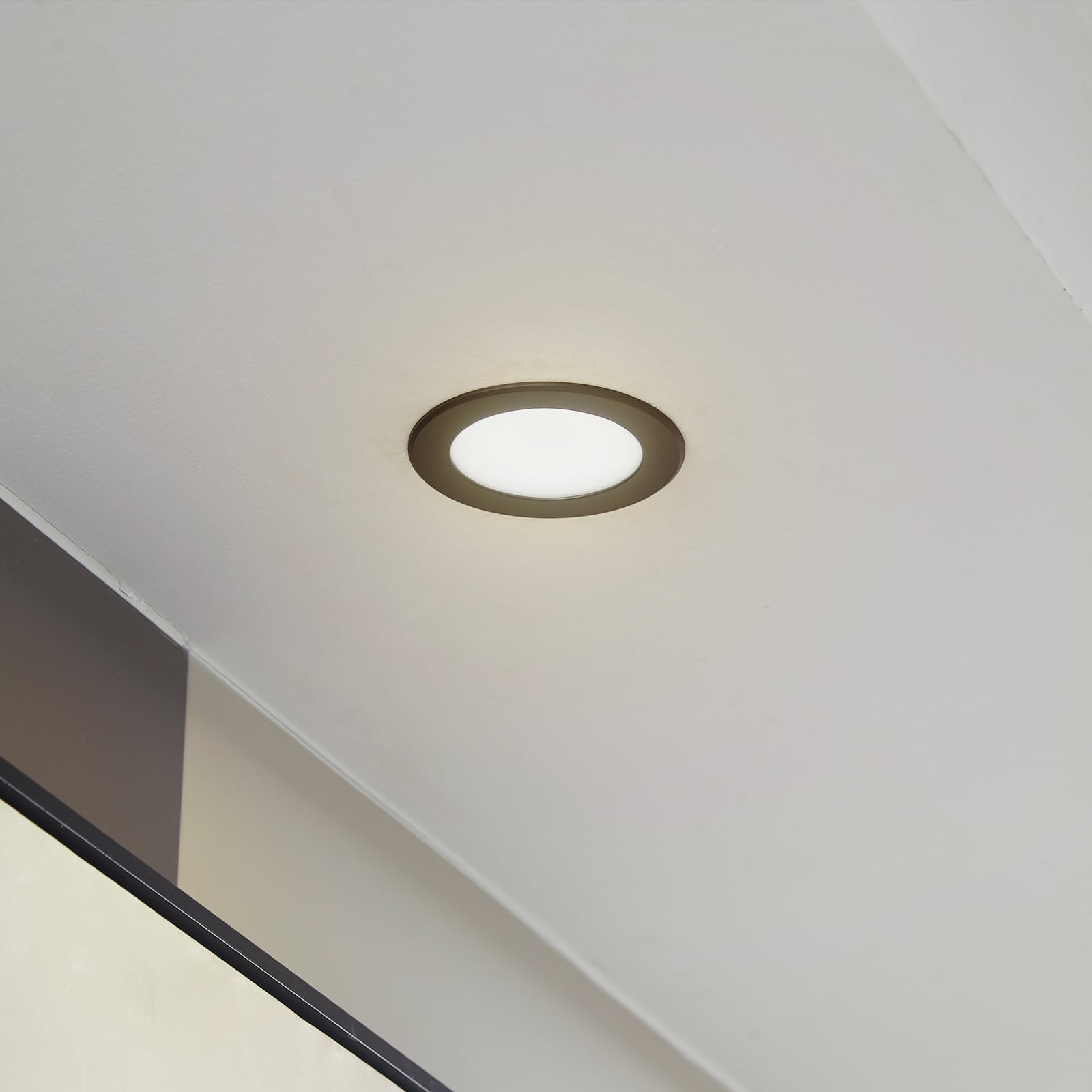 LED innbyggingsspot Rida svart bakside med monteringsdetaljer