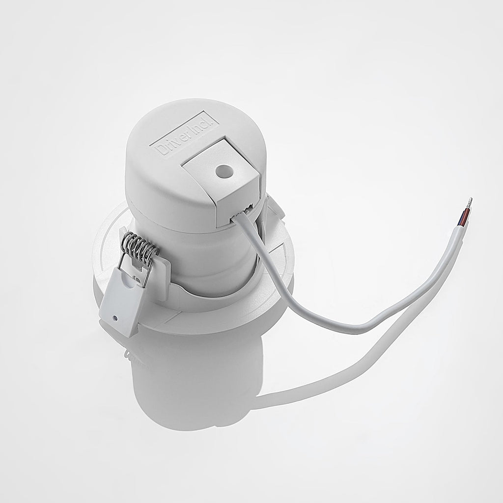 LED innbyggingsspot Shima dimbar hvit 7W 3000K Ø8,5 cm med lys på