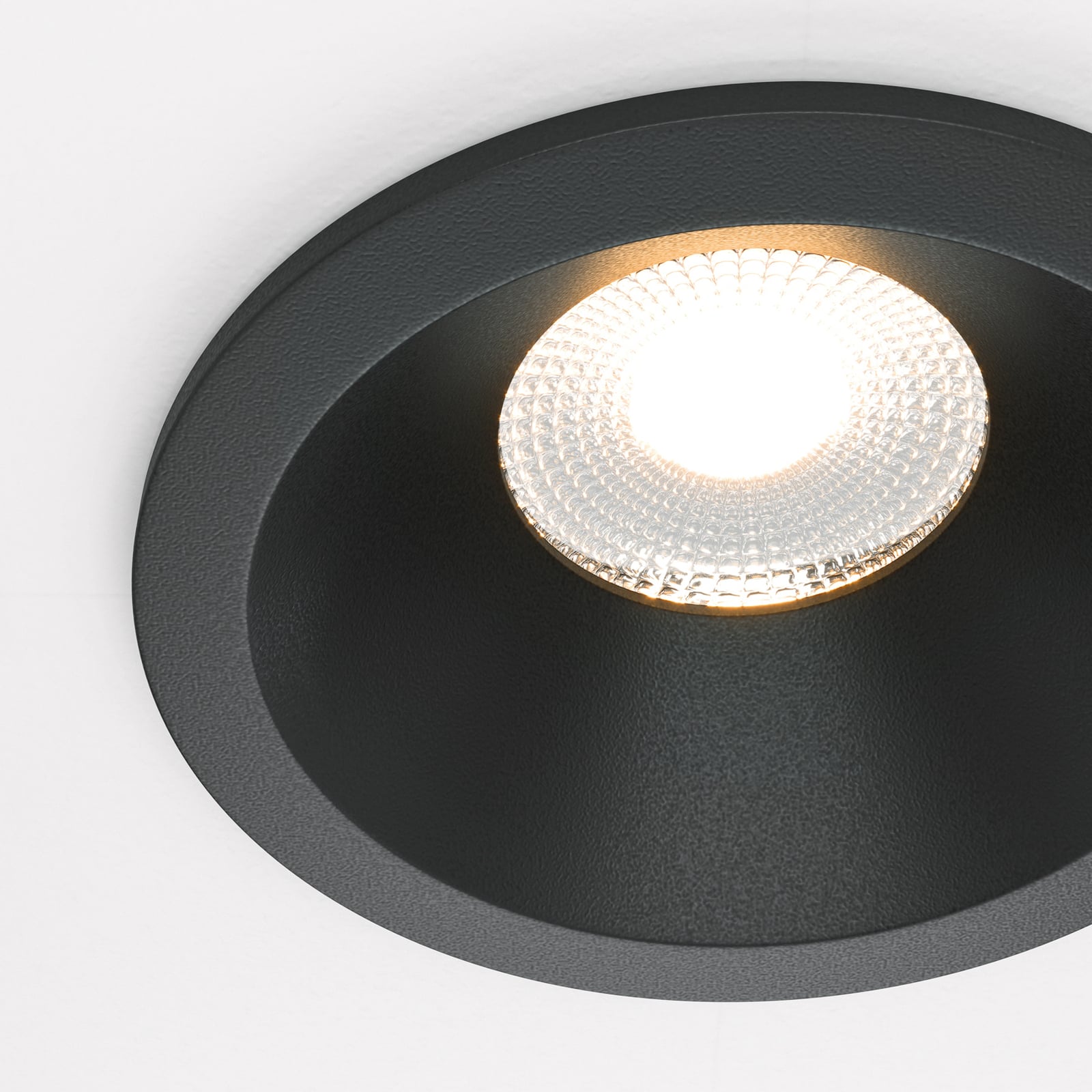 LED innbyggingsspot Zoom rund 12W 3000K IP65 dimbar svart montert i tak