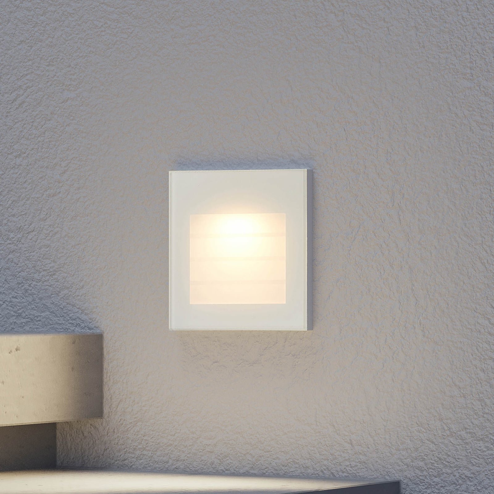 LED innfelt vegglampe Zamo raster hvit dimbar IP65 forfra