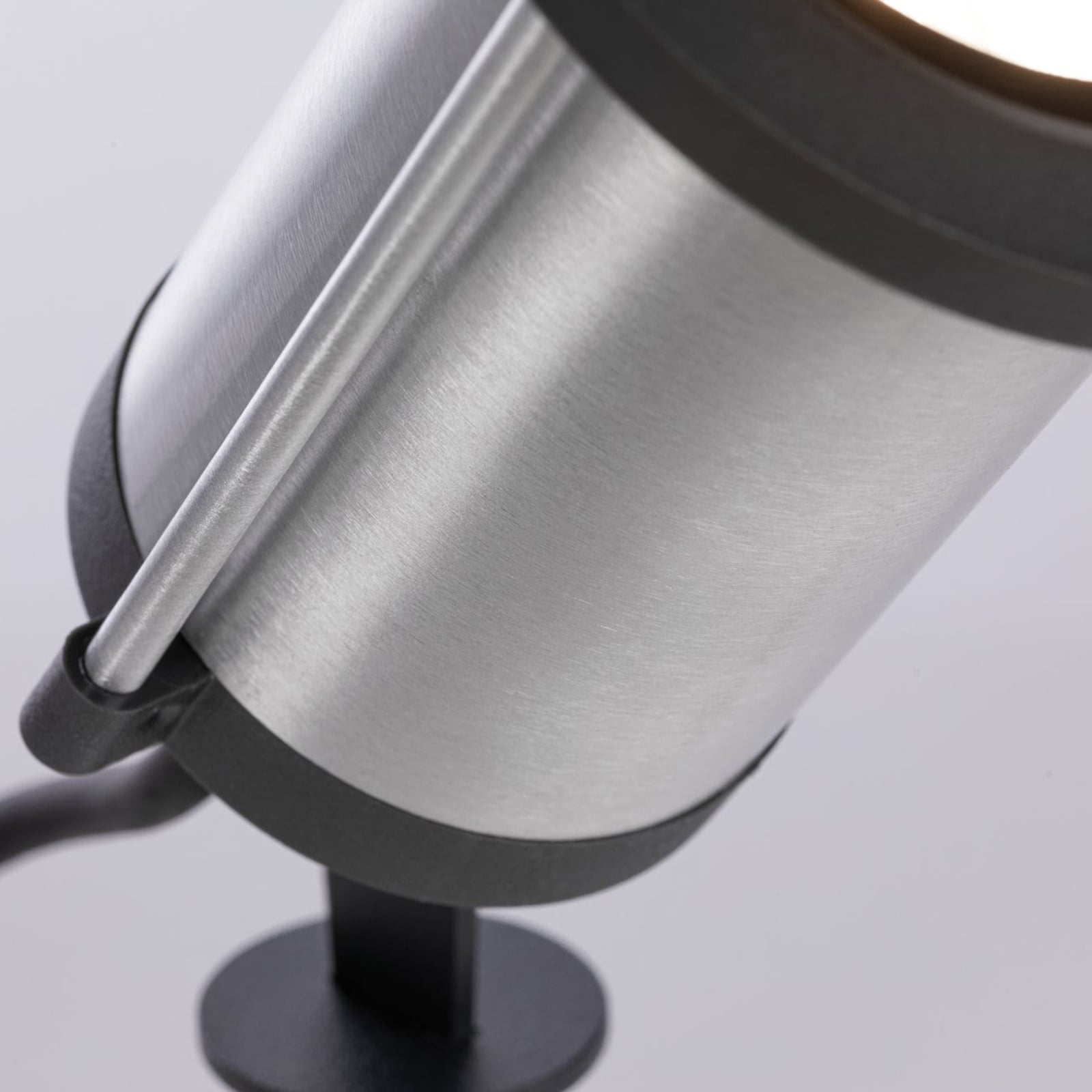 LED jordspydspot Classic metall antrasitt montert i hage