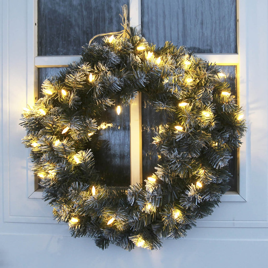 LED-julekrans Edmonton 30 LED Ø50 cm utendørs IP44 montert på dør