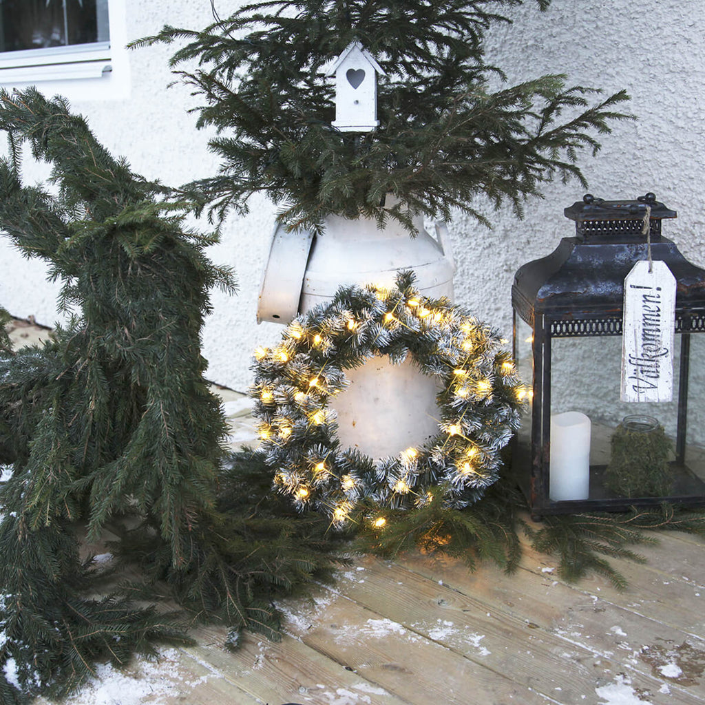 LED-julekrans Edmonton 30 LED Ø50 cm utendørs IP44 nærbilde snødekor