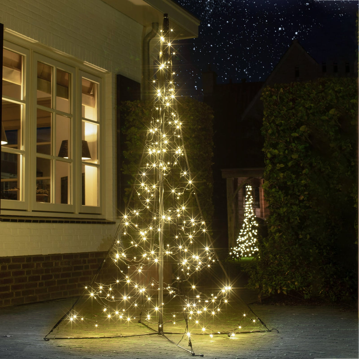 LED-juletre med mast 240 blinkende LED 200 cm IP44 - Fairybell montert utendørs