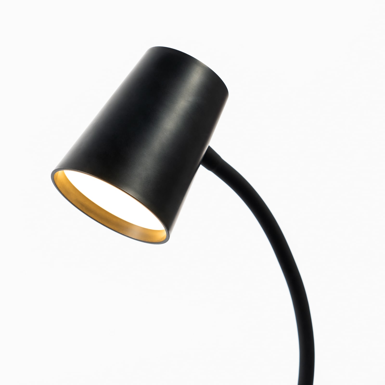 LED klemmelampe Ailina dimbar svart 5W varmhvit montert på bordkant