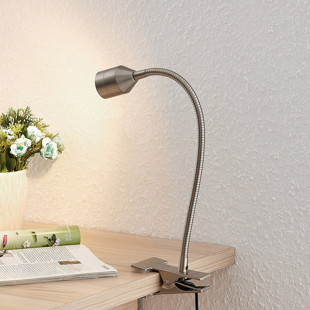 LED klemmelampe Djamila matt nikkel fleksarm montert på bordkant