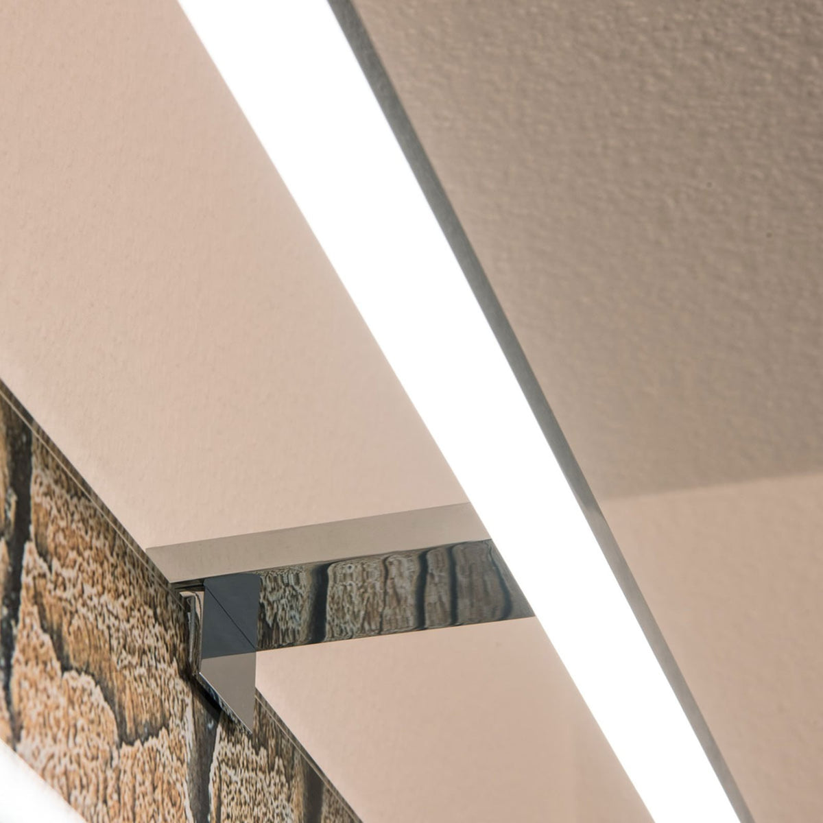 LED klemmelampe Dorisa krom 50 cm klemme i bruk