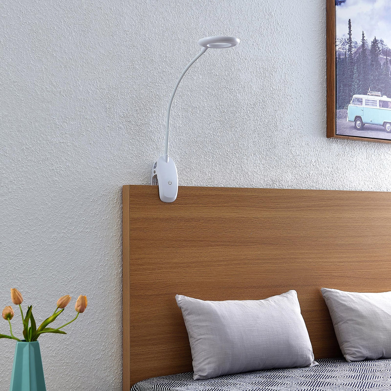 Detalj av fleksibel arm på LED klemmelampe Harumi hvit med batteri USB dimbar