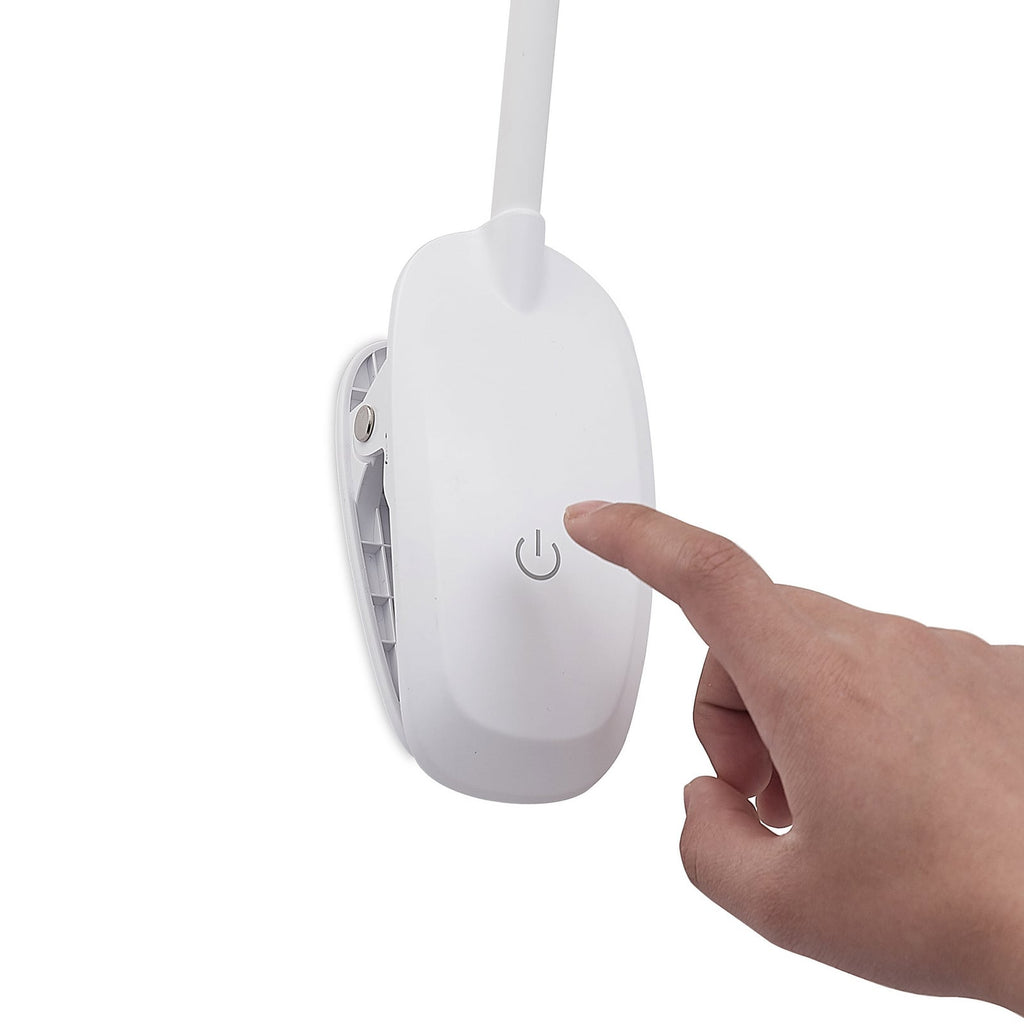 LED klemmelampe Harumi hvit med batteri USB dimbar med klemme festet på hylle