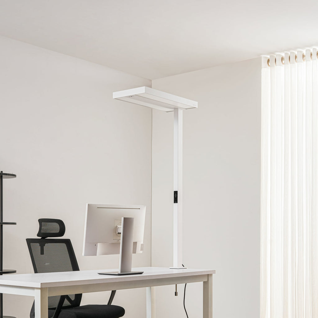 LED klemmelampe Logan dimbar med sensor hvit 90W montert på skrivebord