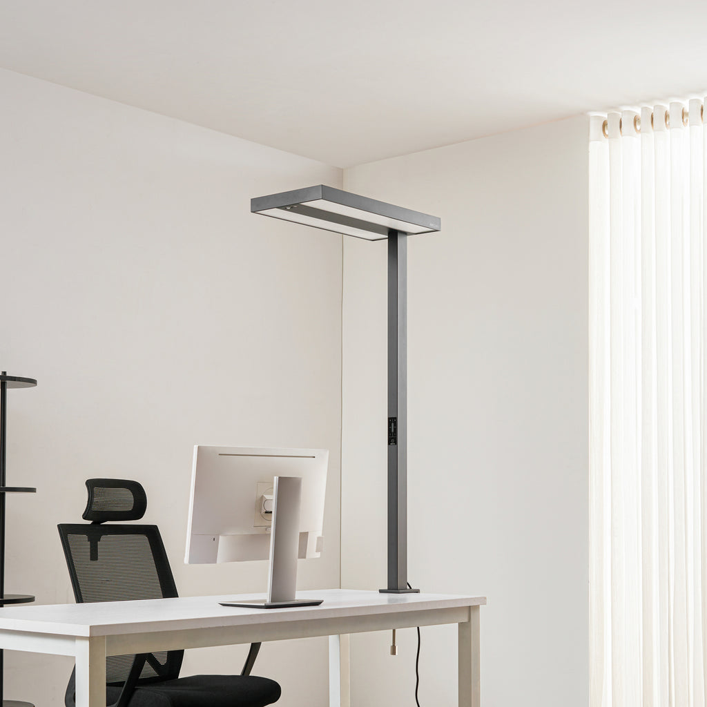 LED klemmelampe Logan dimbar med sensor svart 90W montert på bord