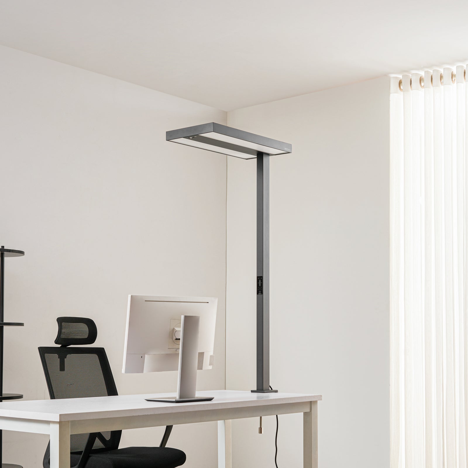 LED klemmelampe Logan dimbar med sensor svart 90W montert på bord
