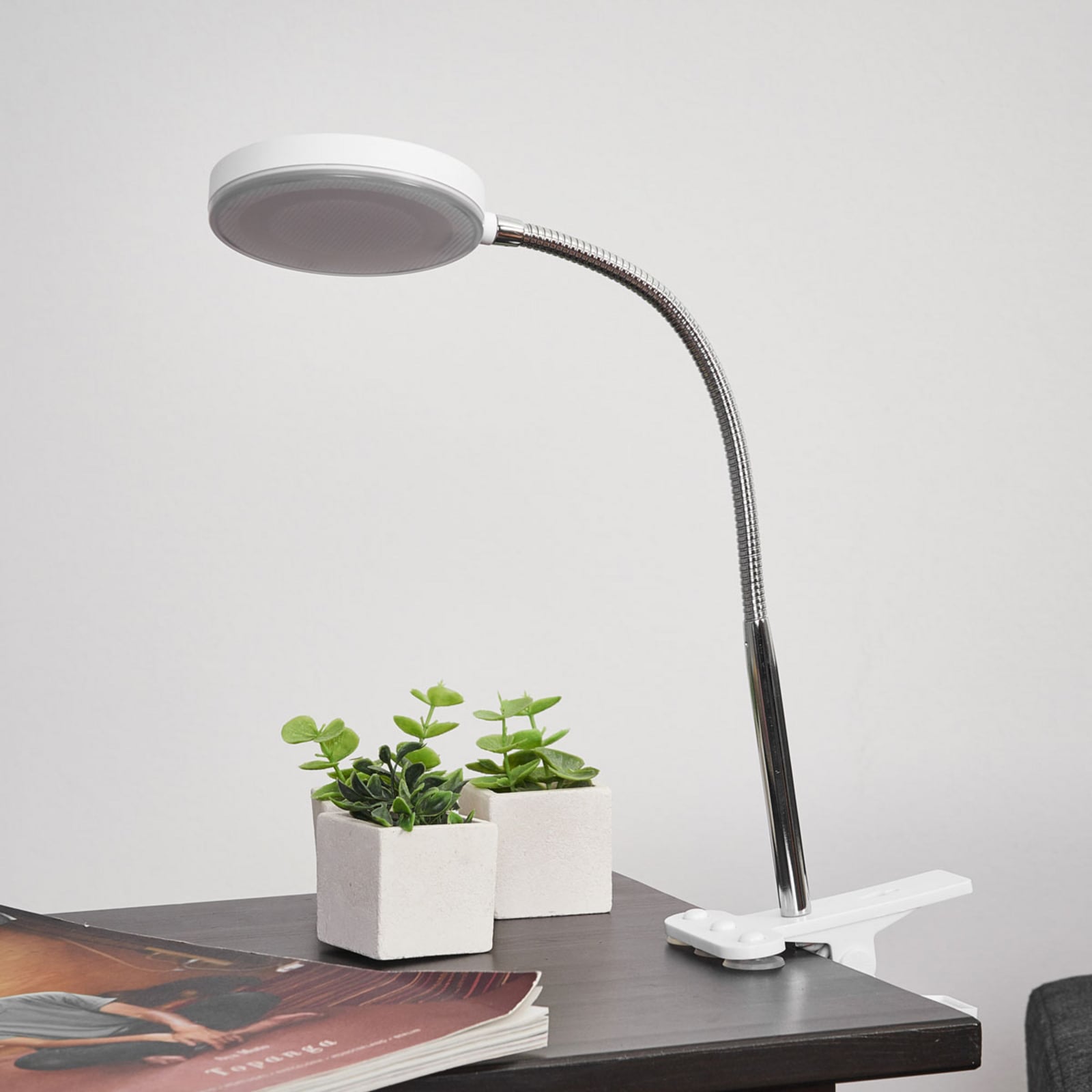 LED klemmelampe Milow hvit metall 36 cm montert på bordkant