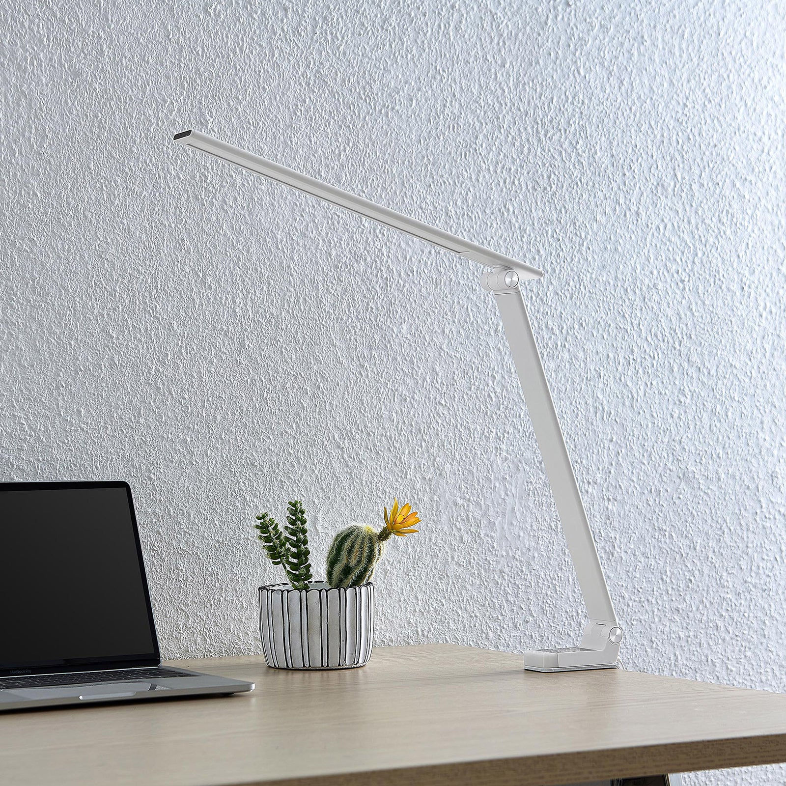 LED klemmelampe Tamarin dimbar hvit 40 cm montert på bord