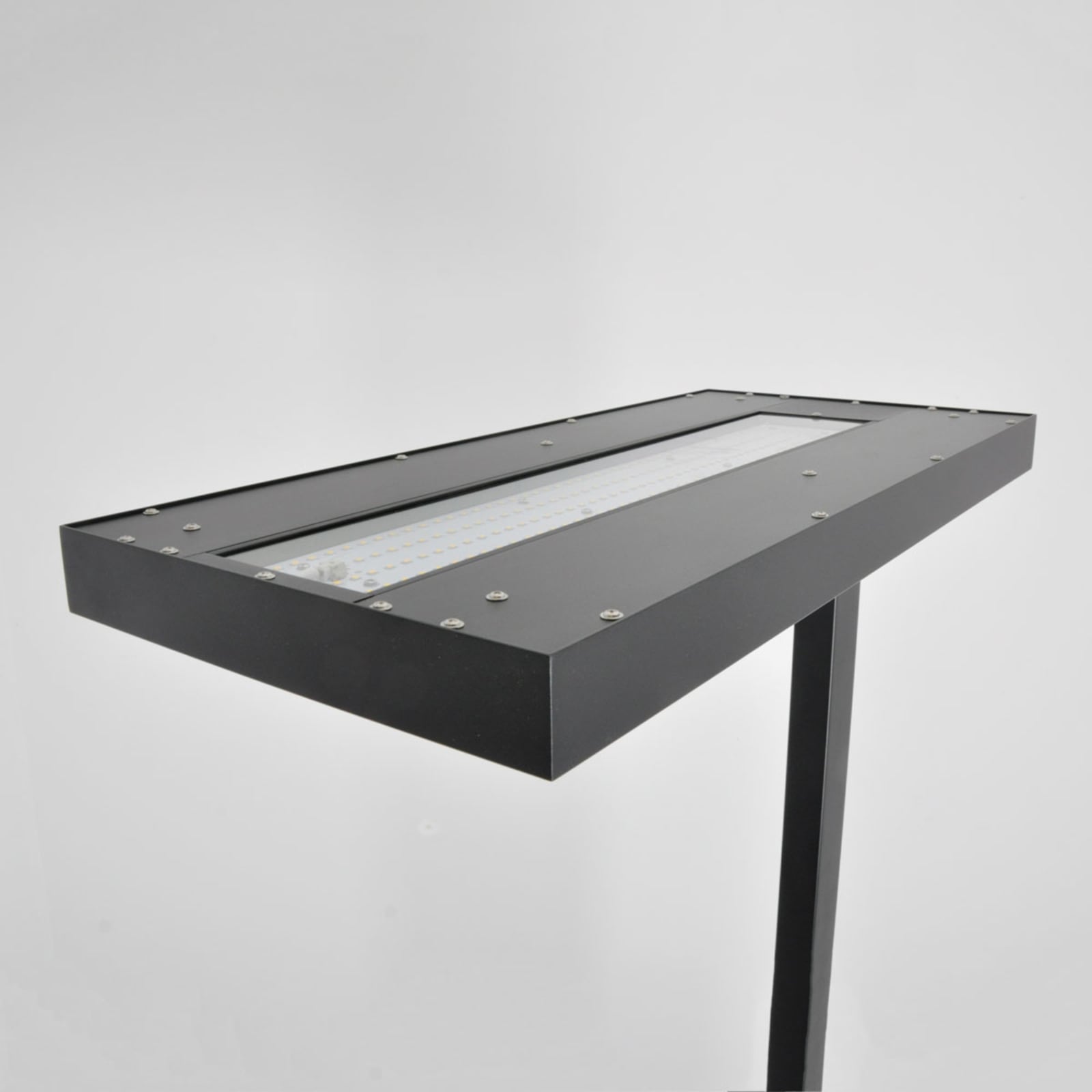 LED kontor-gulvlampe Logan Basic dimbar svart 60W nærbilde av lampefot