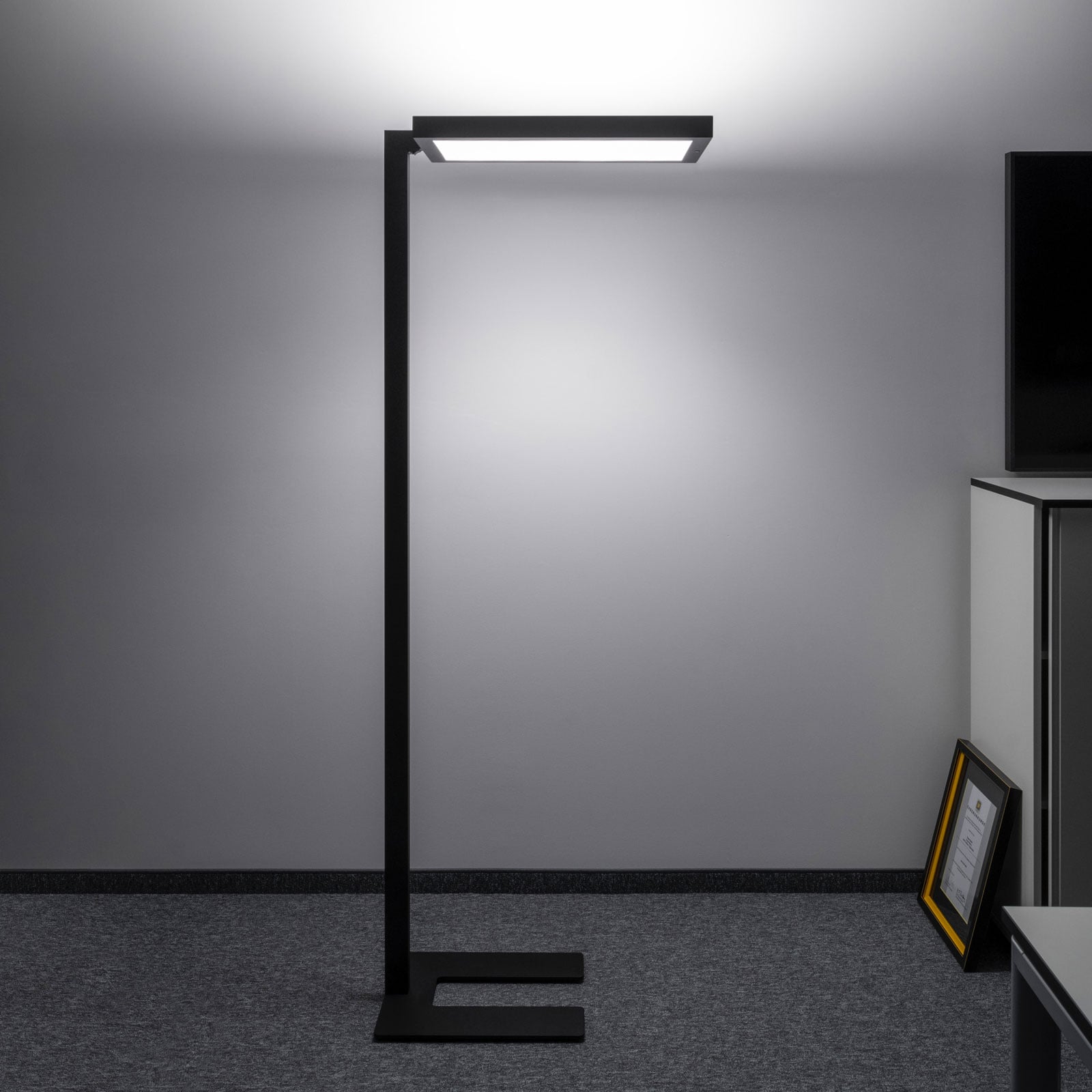 LED kontorgulvlampe Epuria SensControl dimbar svart 118W forfra