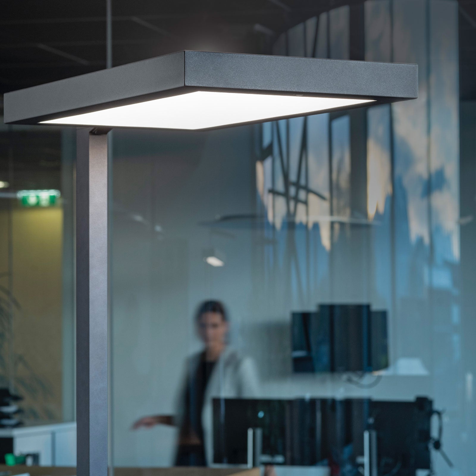 LED kontorgulvlampe Epuria SensControl dimbar svart 118W detalj av lampehode
