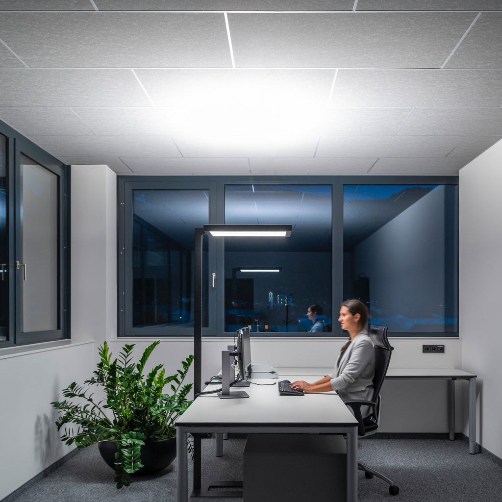 Nærbilde av touchdimmer på LED kontorgulvlampe Epuria SensControl dimbar svart 118W